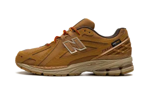 1906R "Cordura Pocket - Tobacco" running in a ravine area shoes Muddy running grip