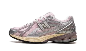 grassy track running shoes 1906R "Rose Sugar Silver"