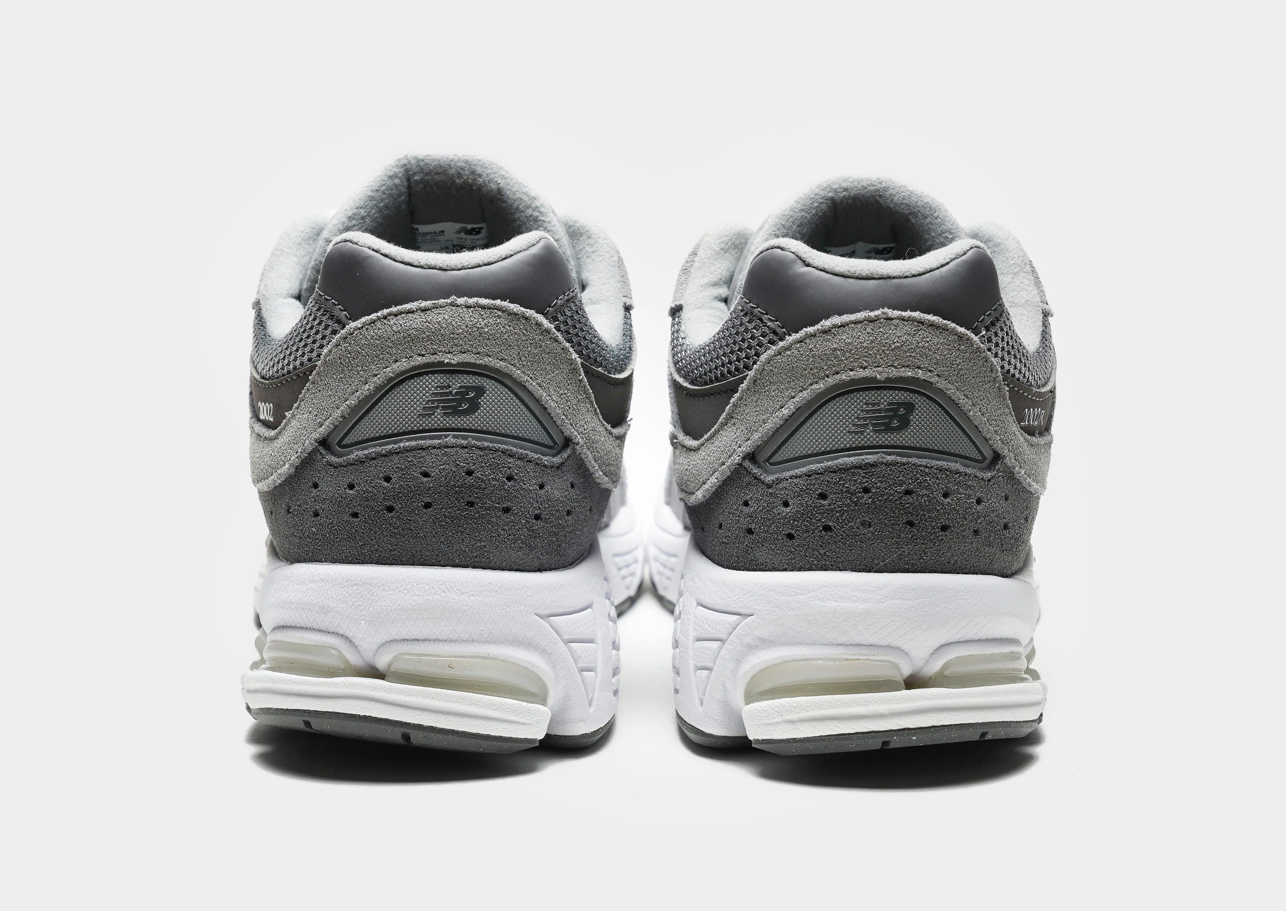 running in a famous bridge area shoes 2002R Junior's