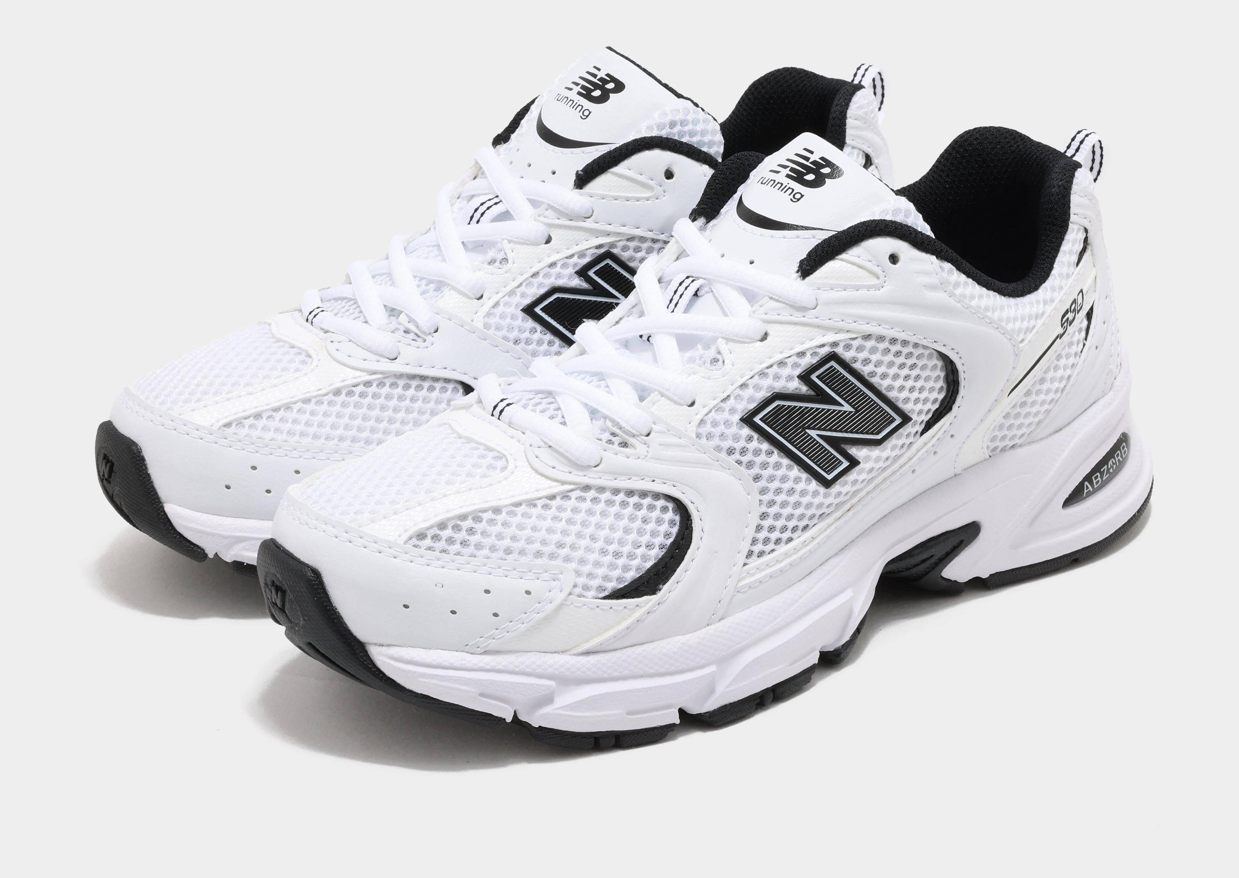 530 work - out shoes running during a foggy day