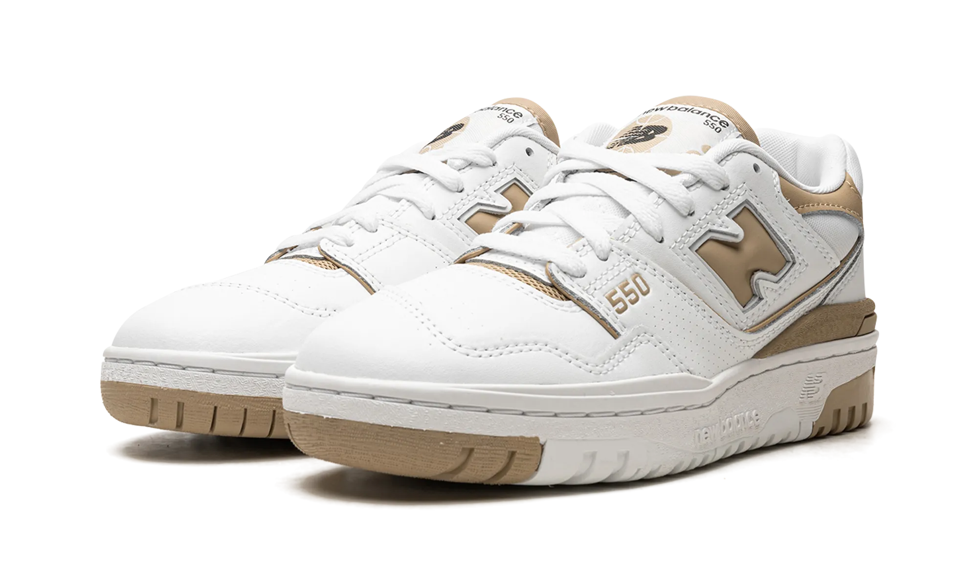 550 WMNS "White / Incense" running in a lake area shoes Comfort Stitching