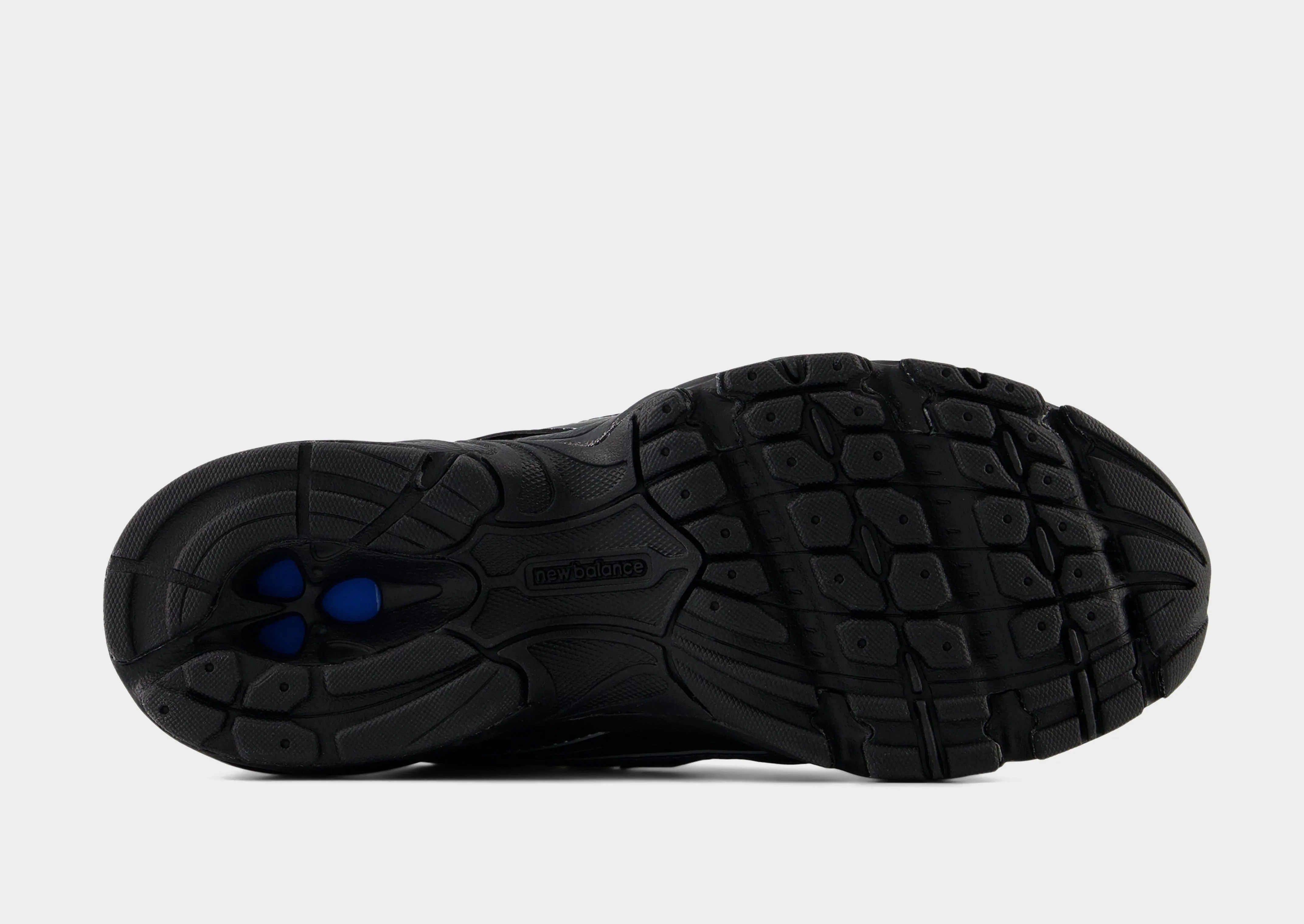 running in a historic bridge area shoes Pro Cushioning 740