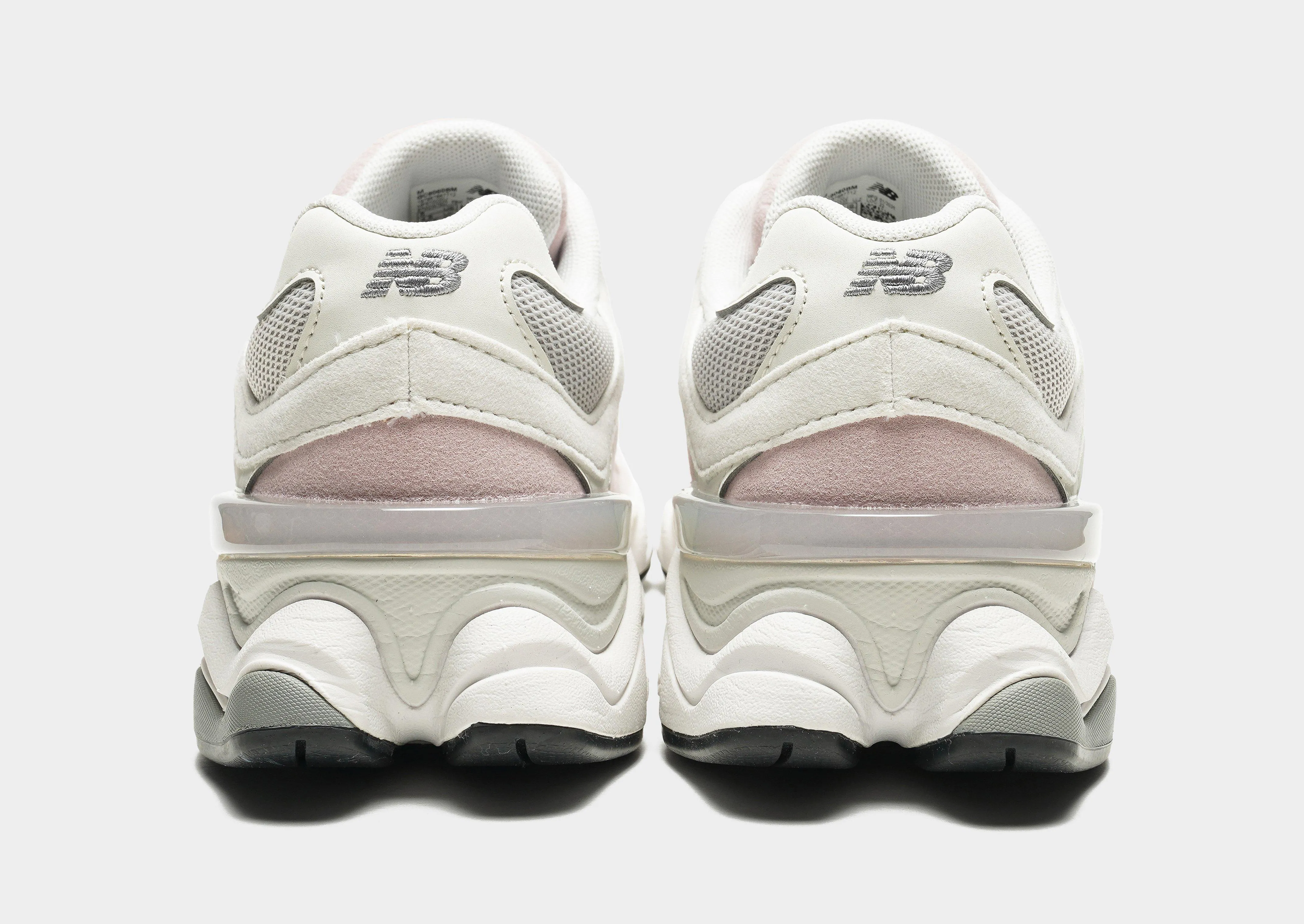 9060 Junior's running in a yoga studio shoes