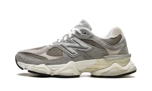 9060 "Slate Grey Arid Stone" running in a subway station area shoes foam insole shoes