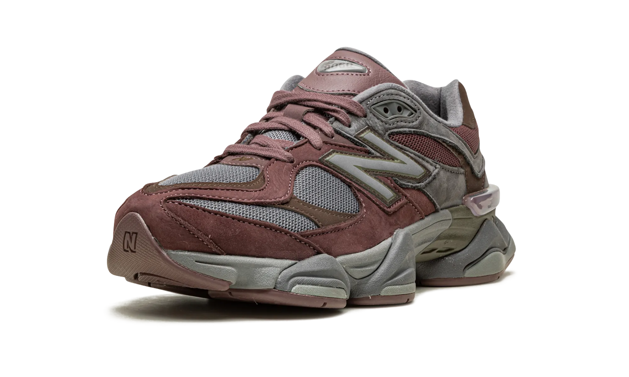 9060 "Truffle" running in a arch bridge area shoes product - differentiation