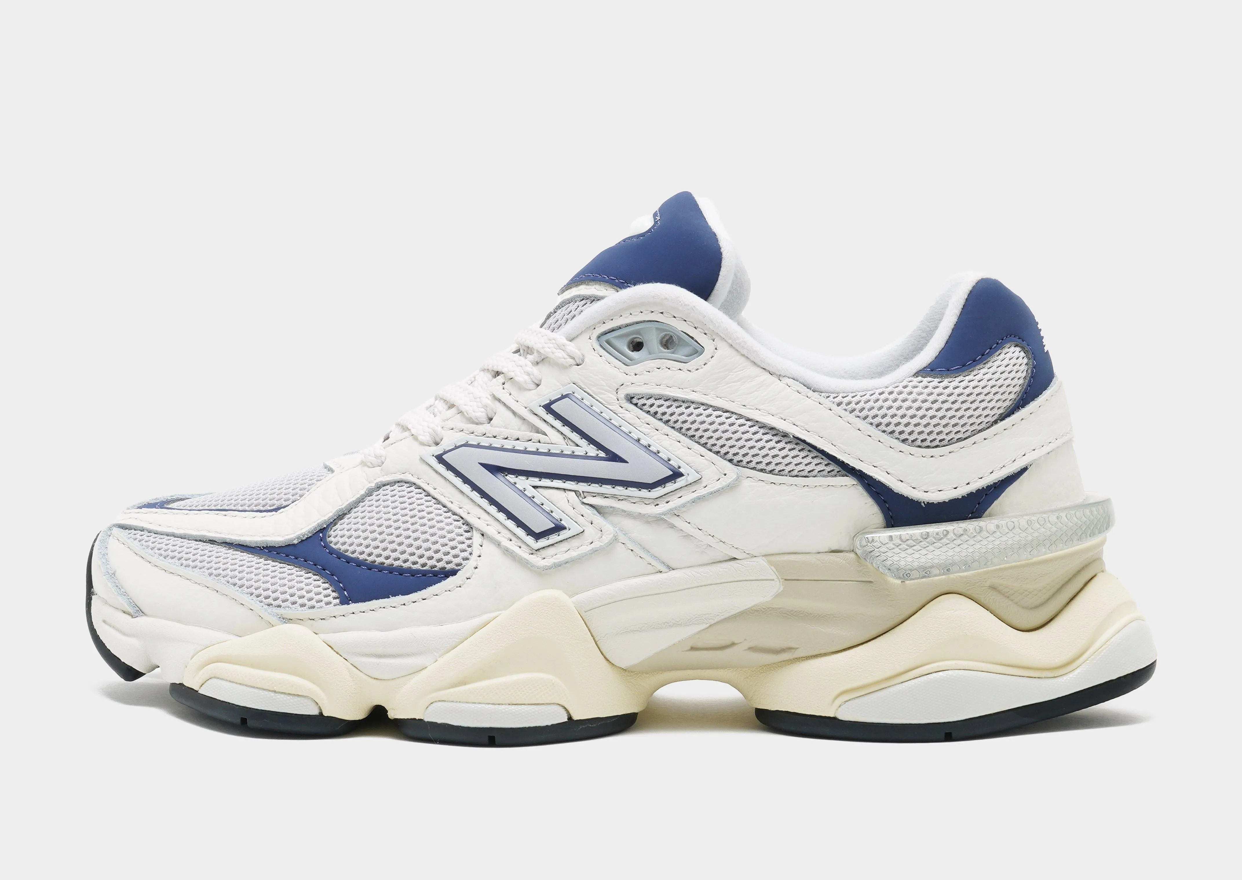9060 Women's running in city
