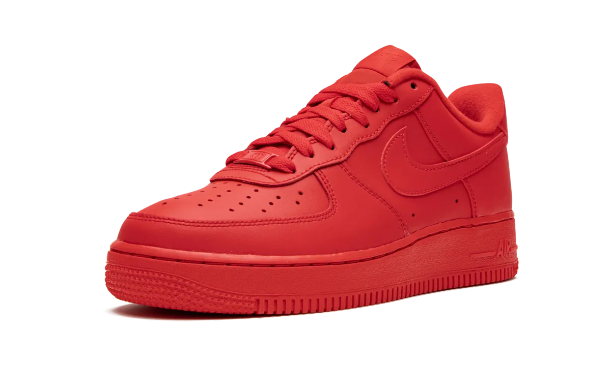 Air Force 1 '07 LV8 "Triple Red" Foot Comfort Grip Action