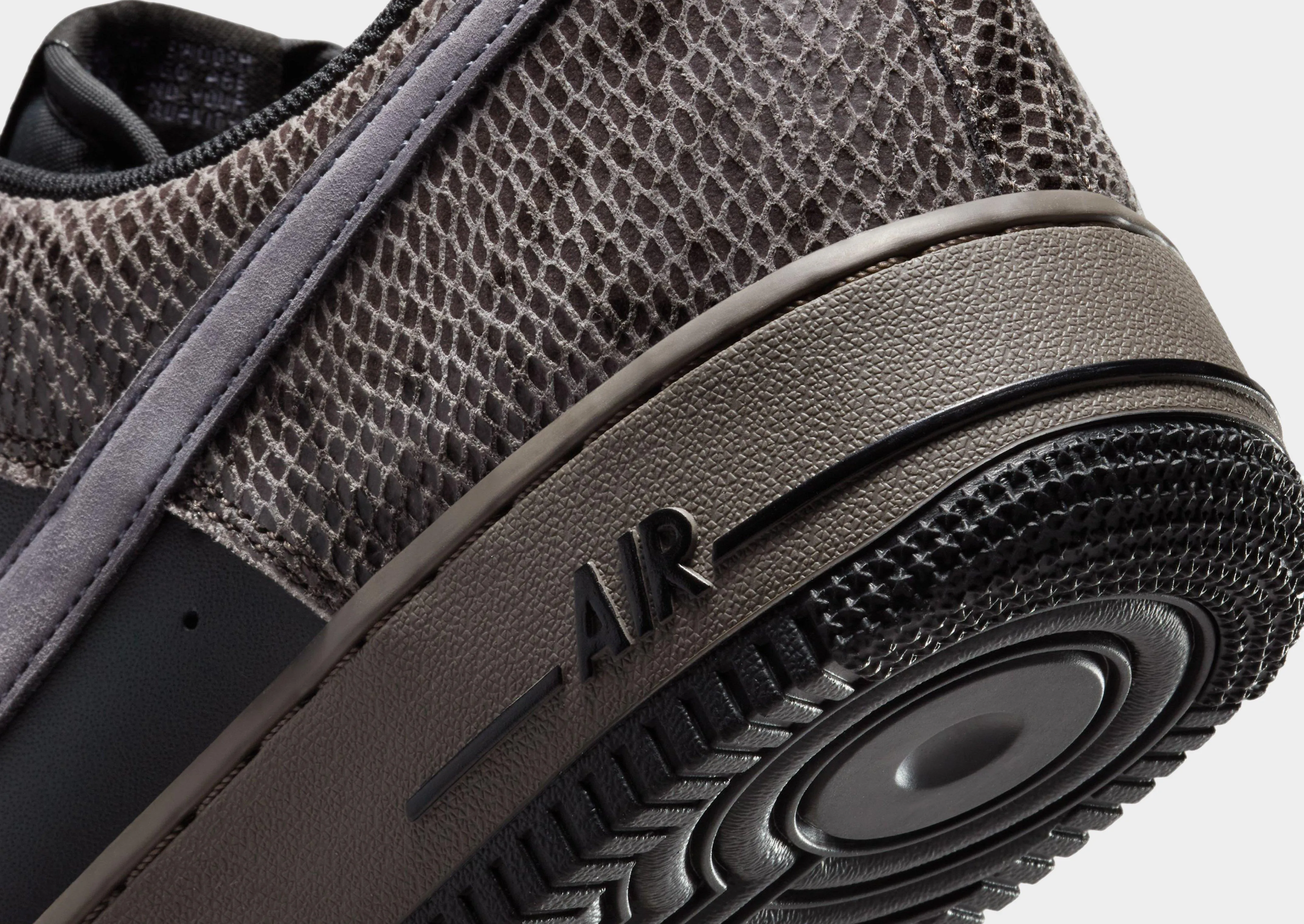 Air Force 1 '07 LV8 Foot alignment