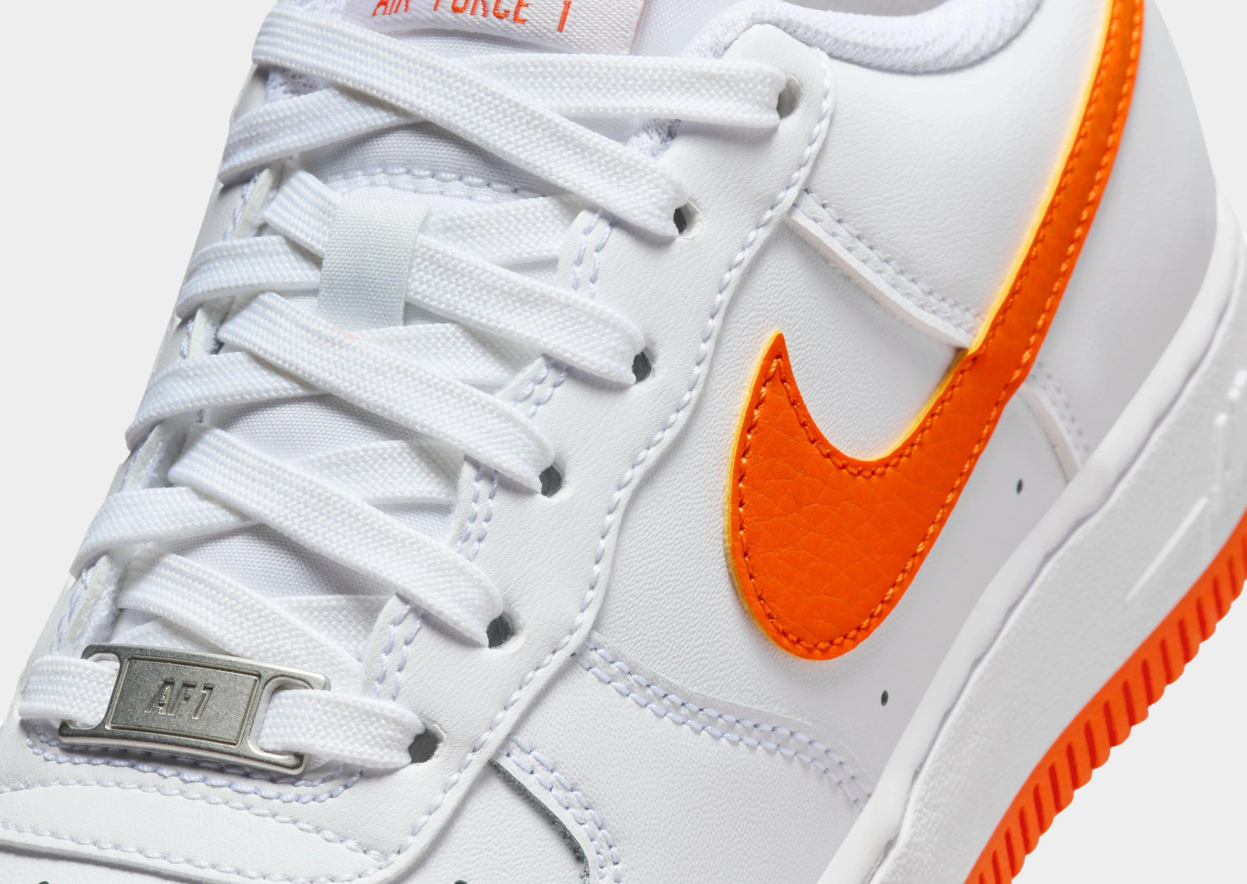 Air Force 1 Junior's skateboard ride