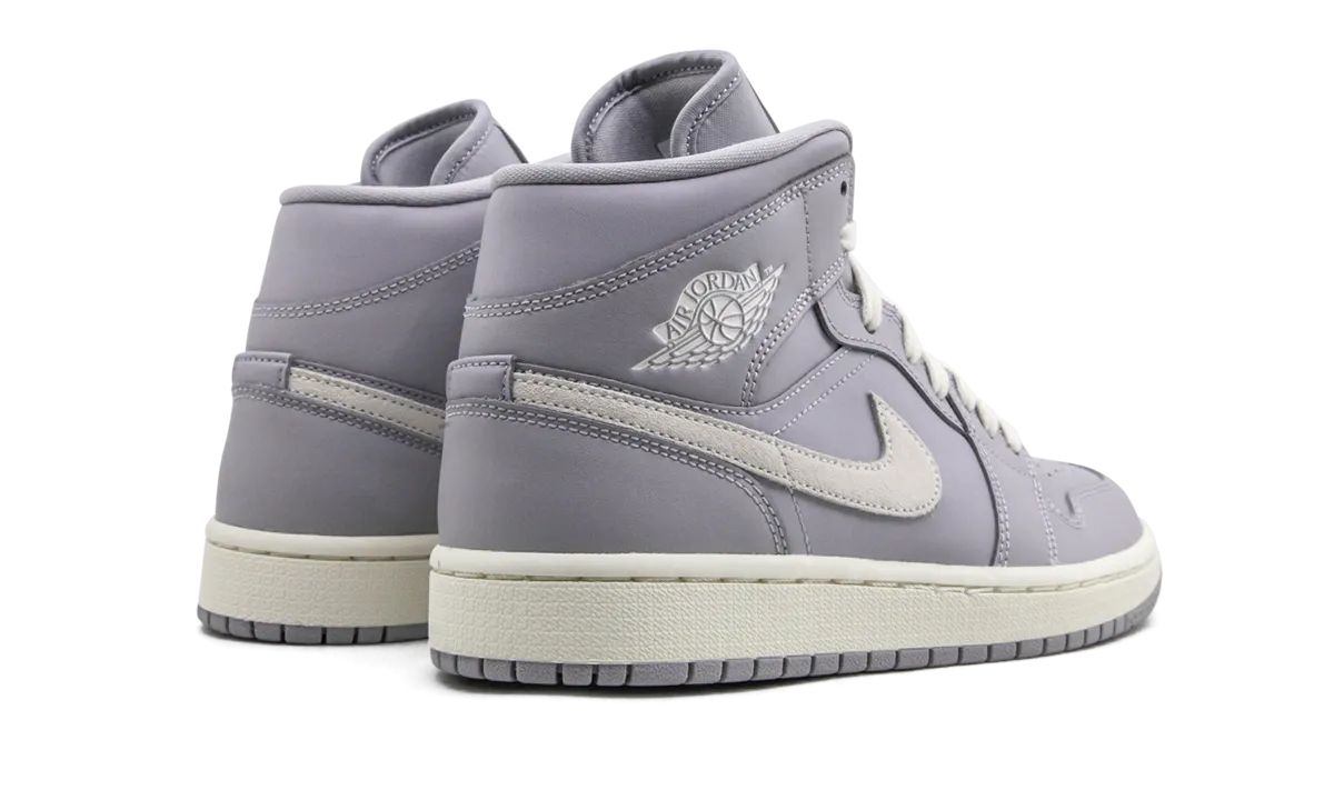 Outdoor Training AIR JORDAN 1 MID WMNS