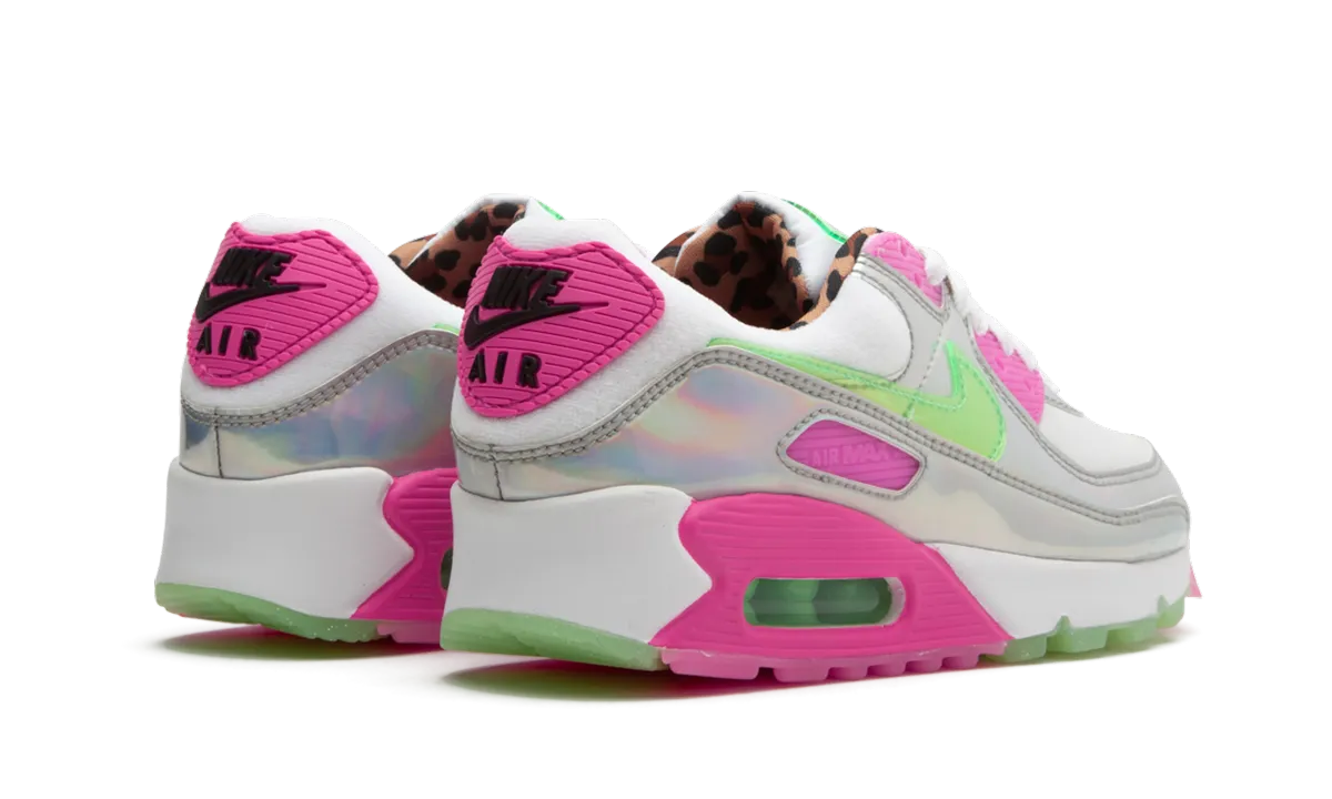 Flexible Arch running on sand AIR MAX 90 LX WMNS "Iridescent Leopard"