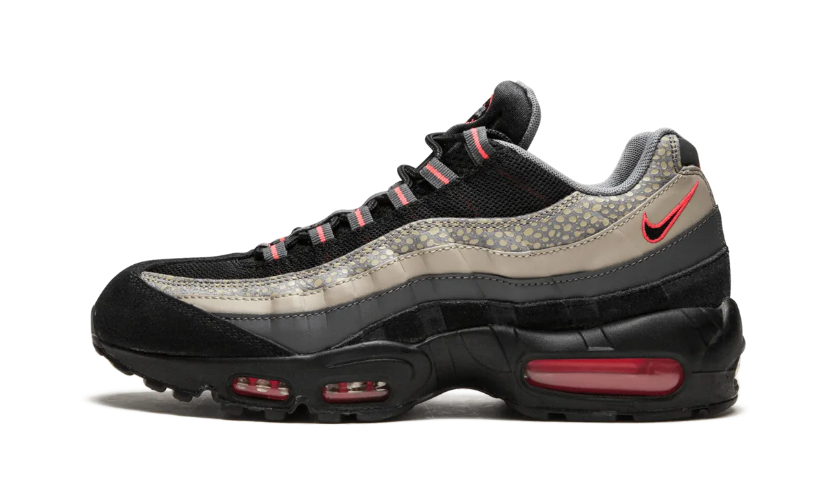 running in a park shoes Air Max 95 PRM