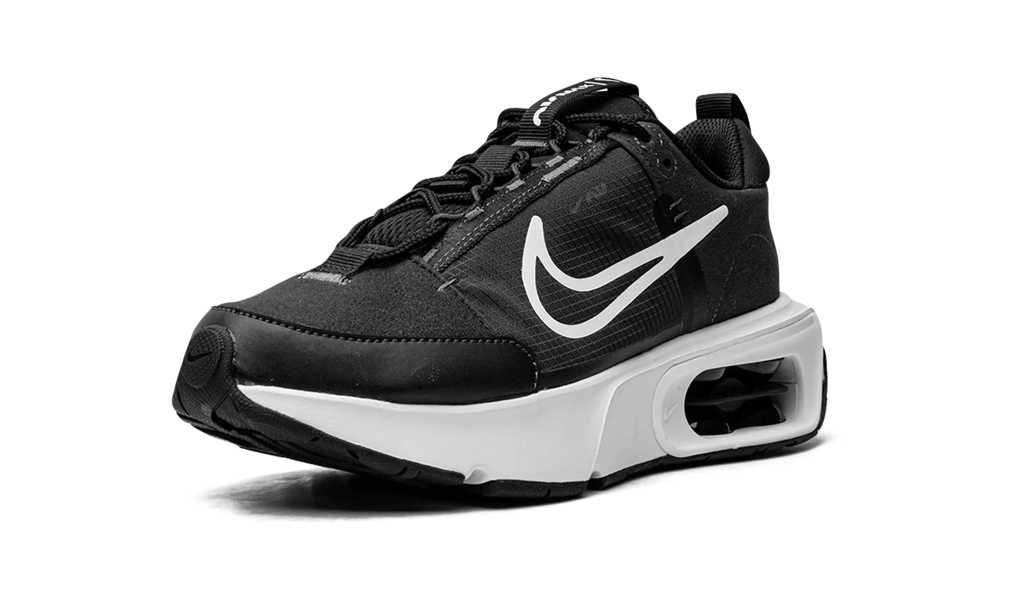 AIR MAX INTRLK WMNS "Black/White" running in sloped tracks shoes