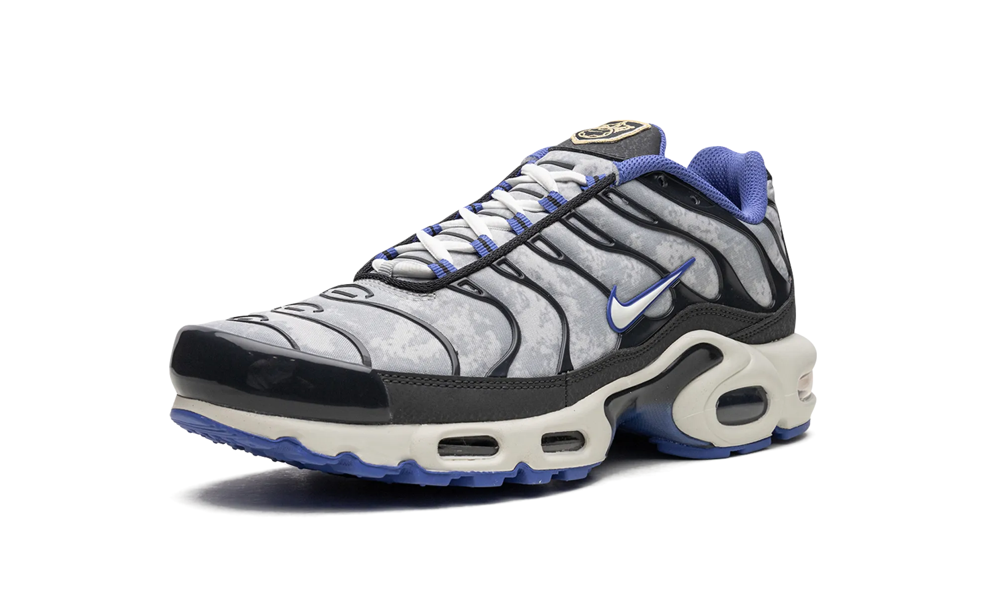 running in a roundabout area shoes casual - wear Air Max Plus SE "Social F.C."