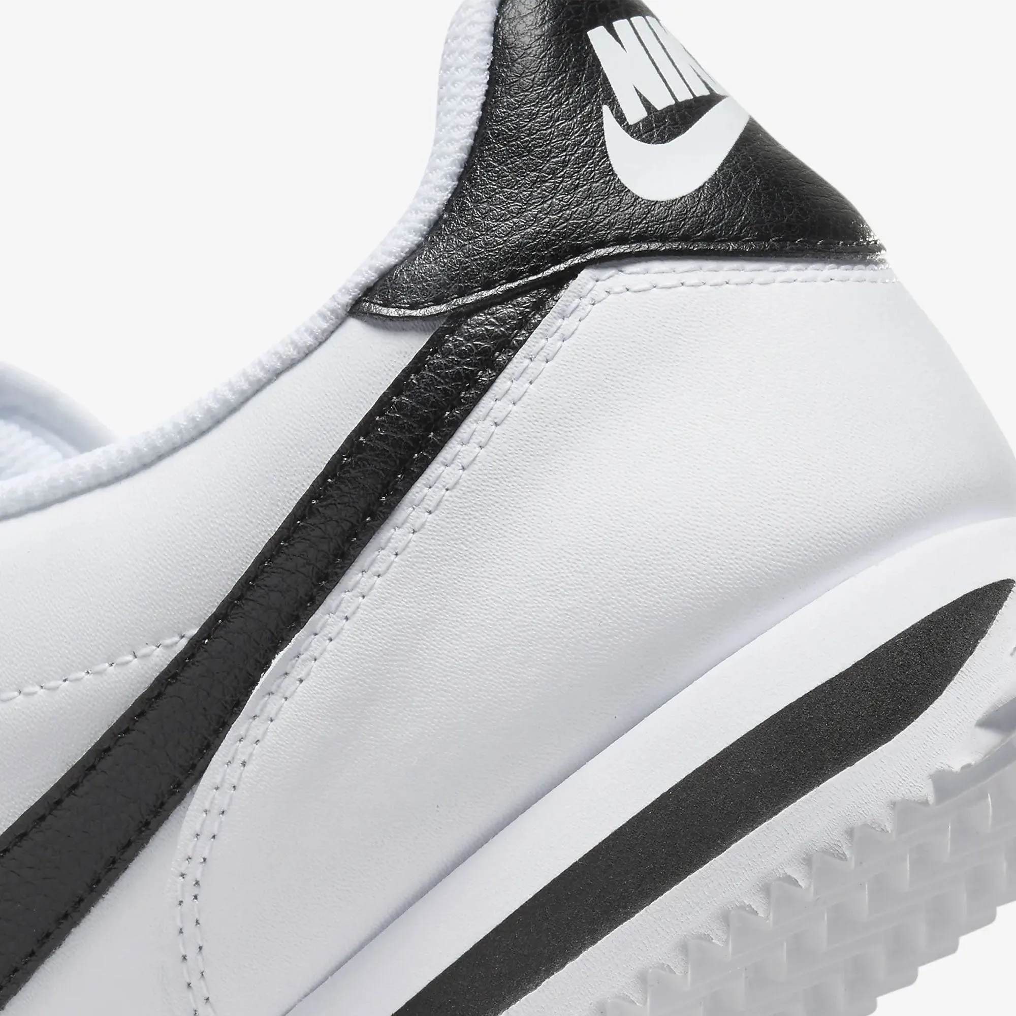 Adaptive Lacing Technology NIKE | CORTEZ { WHITE/BLACK