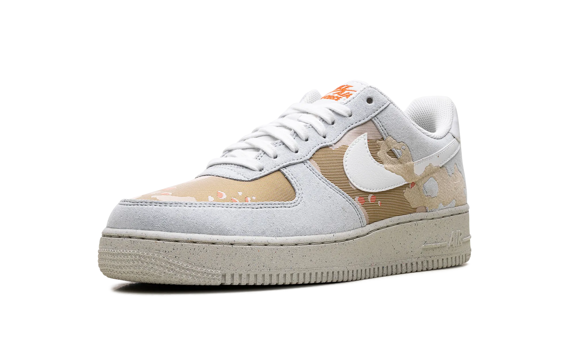 Sleek lines Bold Step Air Force 1 '07 LX "Embroidered Desert Camo"
