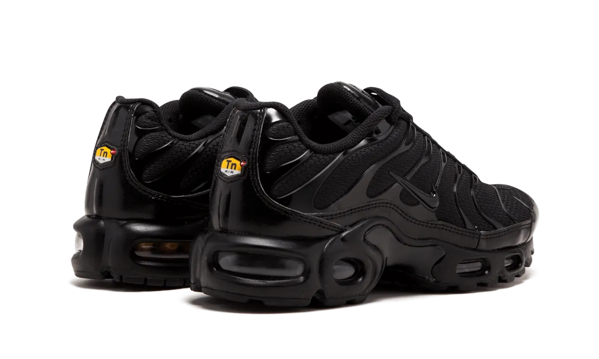 Air Max Plus "Triple Black" running in the city proper alignment