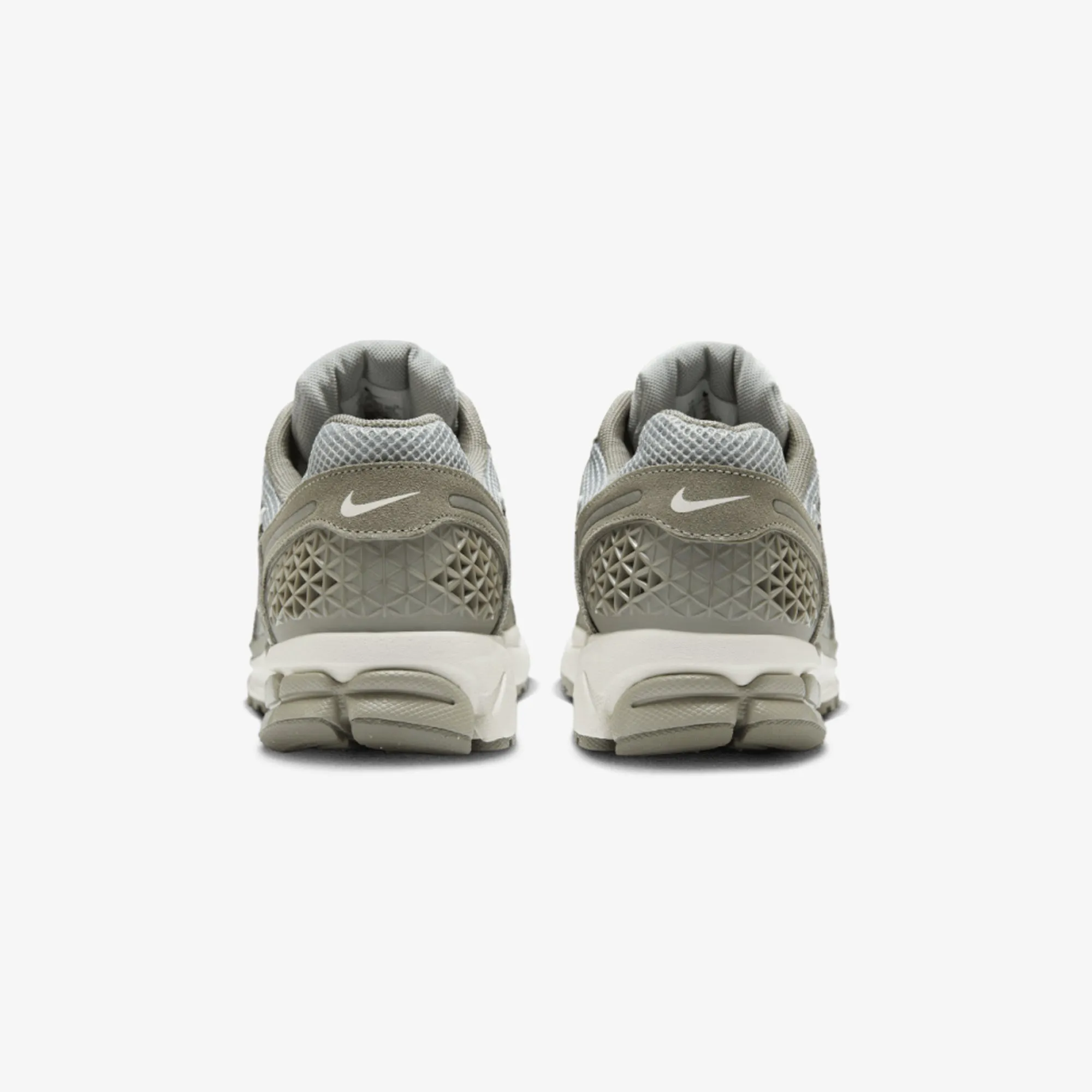 NIKE | ZOOM VOMERO 5 { DARK STUCCO/PHANTOM-LT SMOKE GREY urban walks Abrasion Resistant Sole
