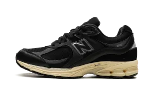 M2002R "Vintage Black White" antifungal - feature shoes running in a zip line area shoes