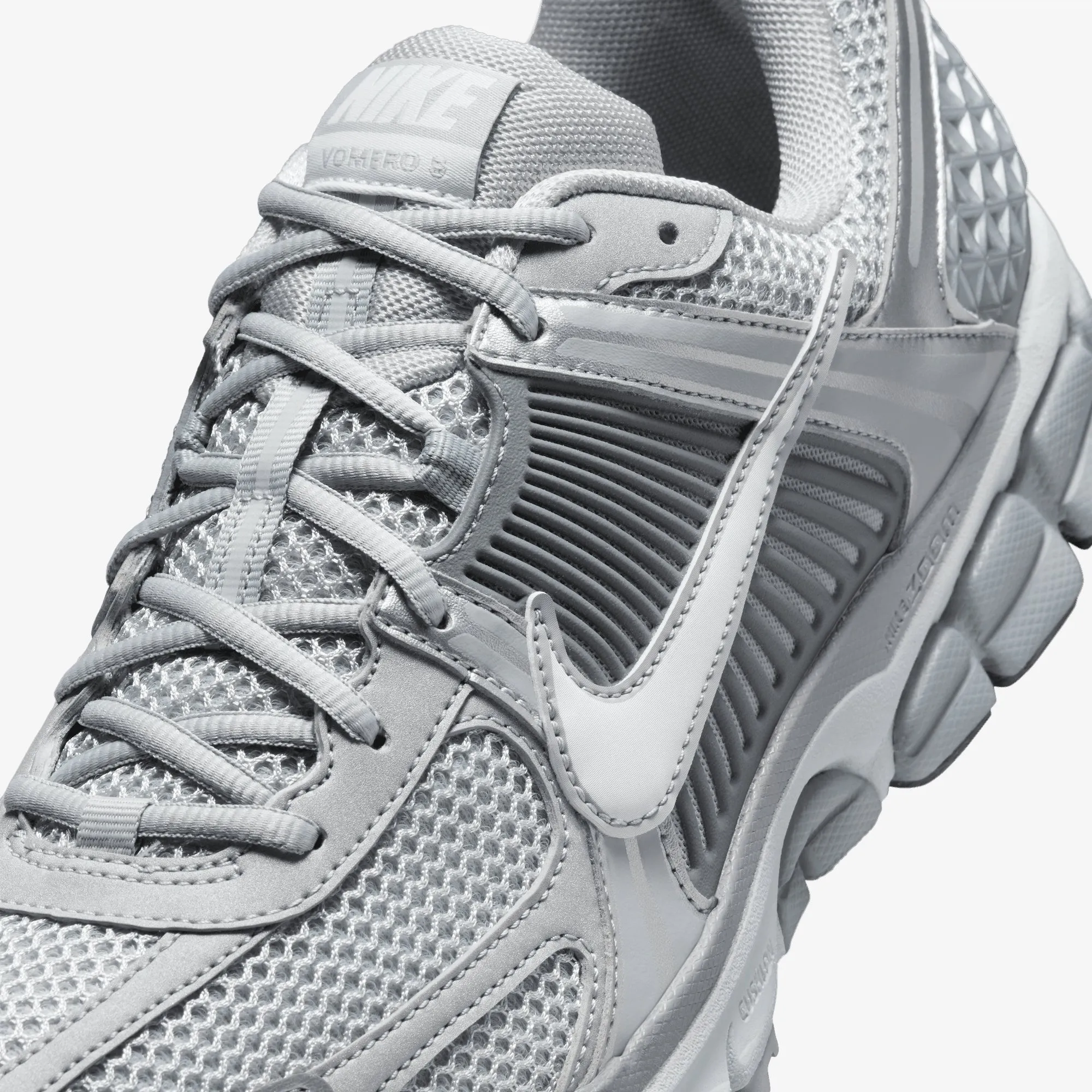 NIKE | ZOOM VOMERO 5 { WOLF GREY/WHITE-METALLIC SILVER Tensile Reinforcement Ankle Support Features