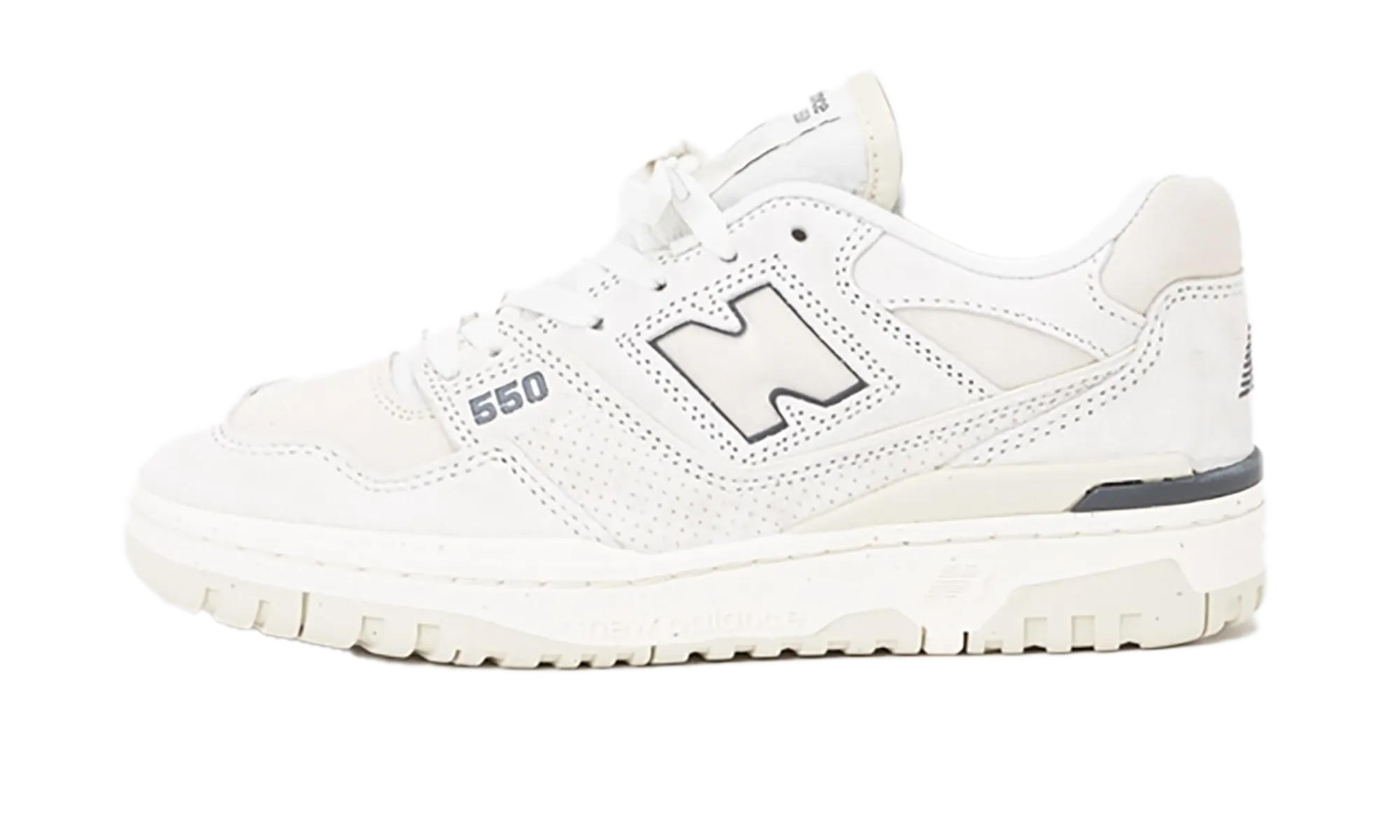 running in an airport area shoes 550 "Turtledove / Magnet"