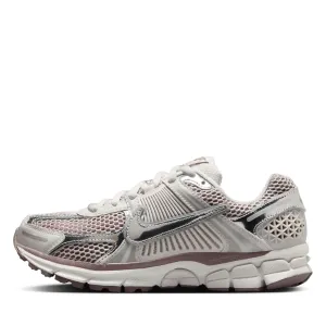 Women's Nike Zoom Vomero 5 - Vast Grey/Metallic Silver Ergo Frame