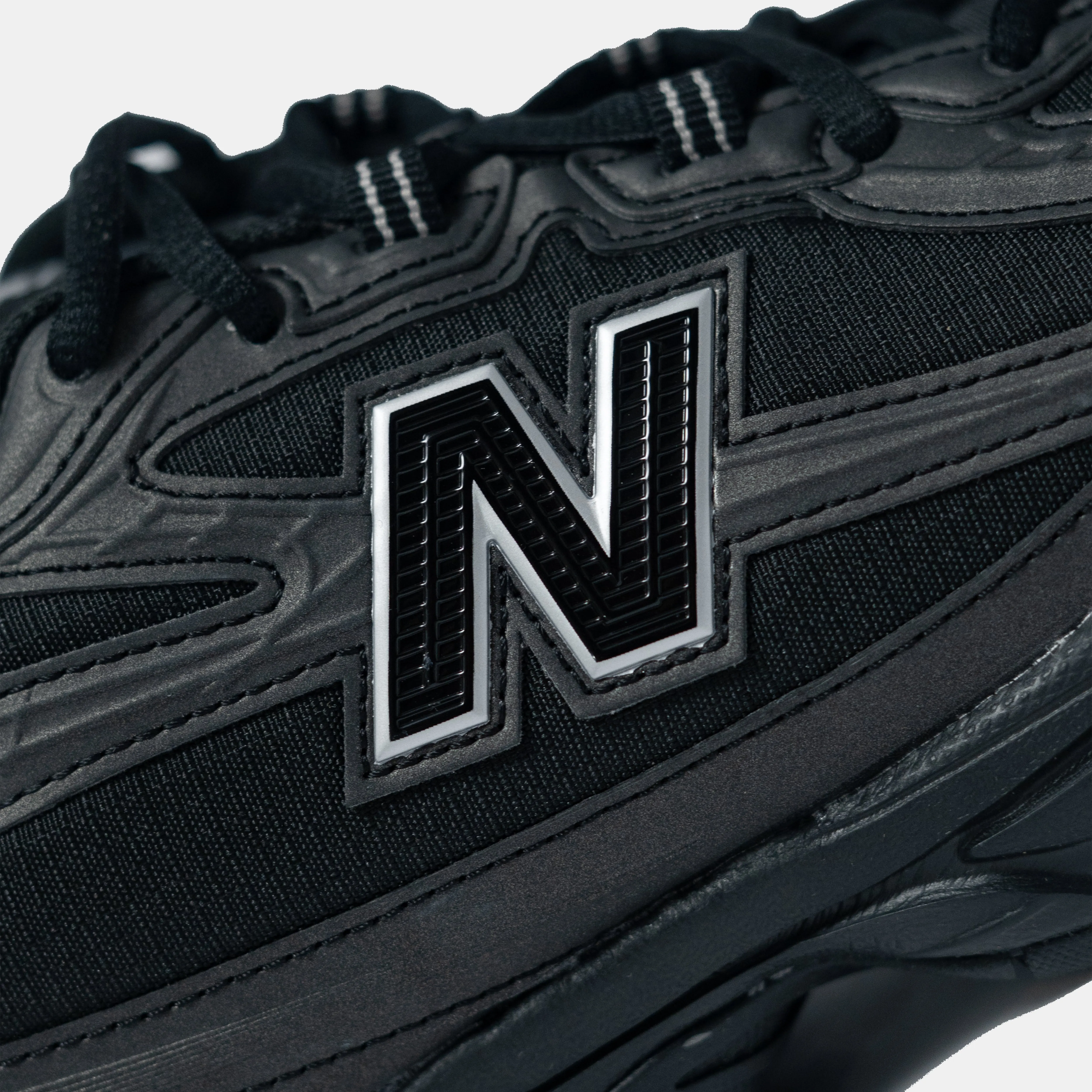 New Balance | 740 { BLACK/BLACK loose - fit Cushioned Step