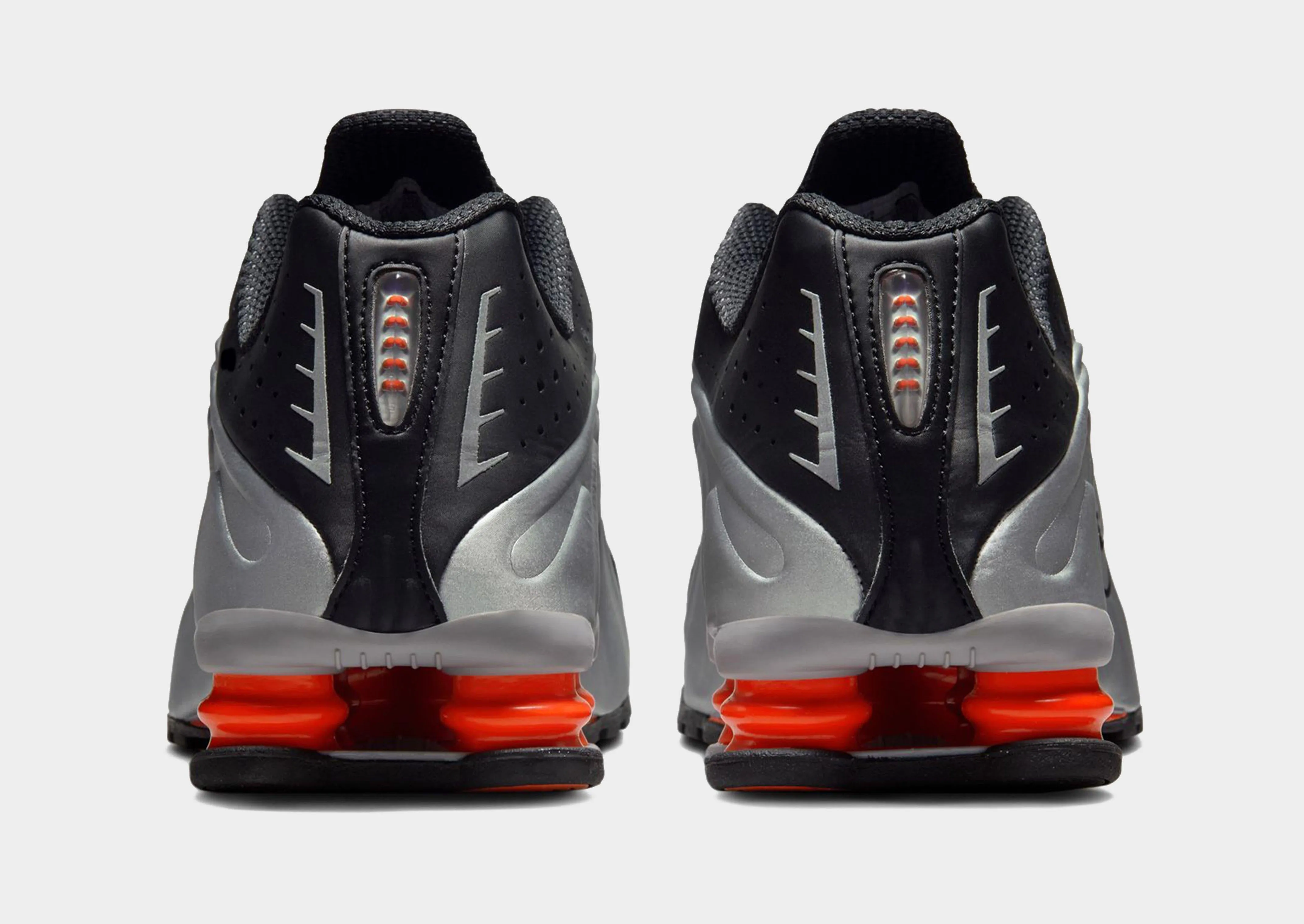 Shox R4 running with a rubber outsole Gym Essential
