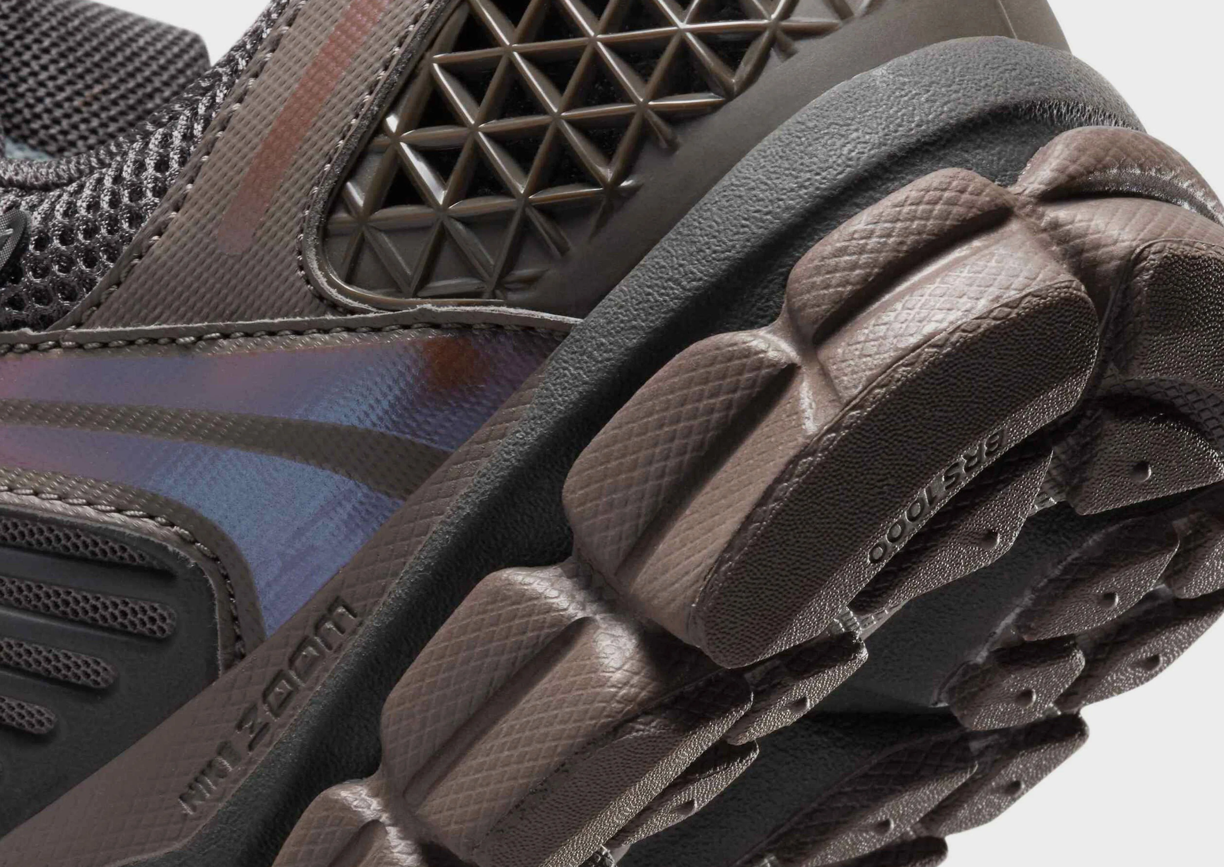 Expandable lace - up - design shoes Zoom Vomero 5