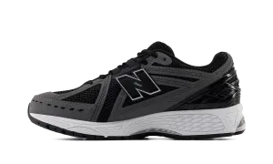 1906R "Black Team Red Castlerock" Hill - running under - pronation
