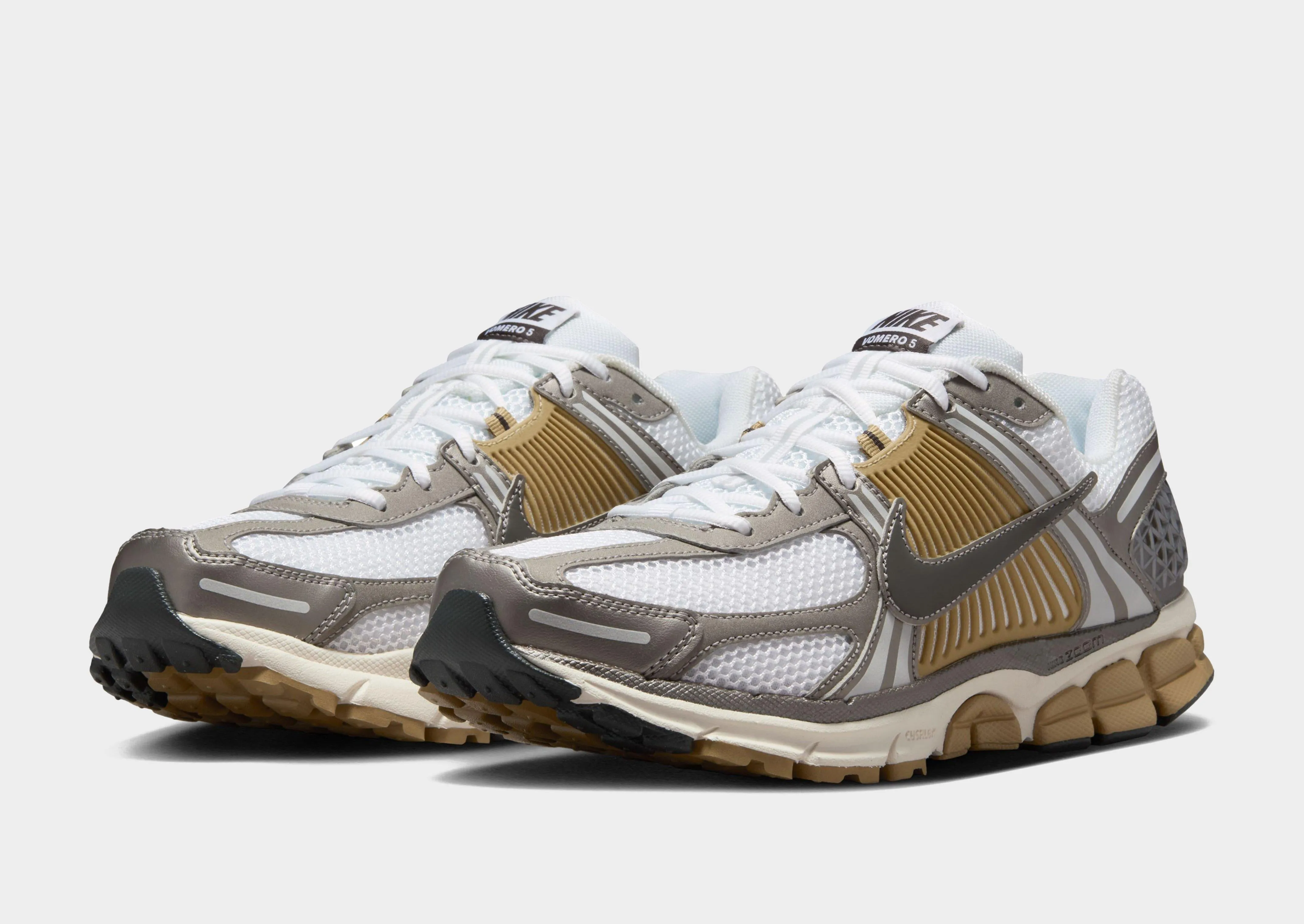 Zoom Vomero 5 hilly - terrain - runner college - team - themed running shoes