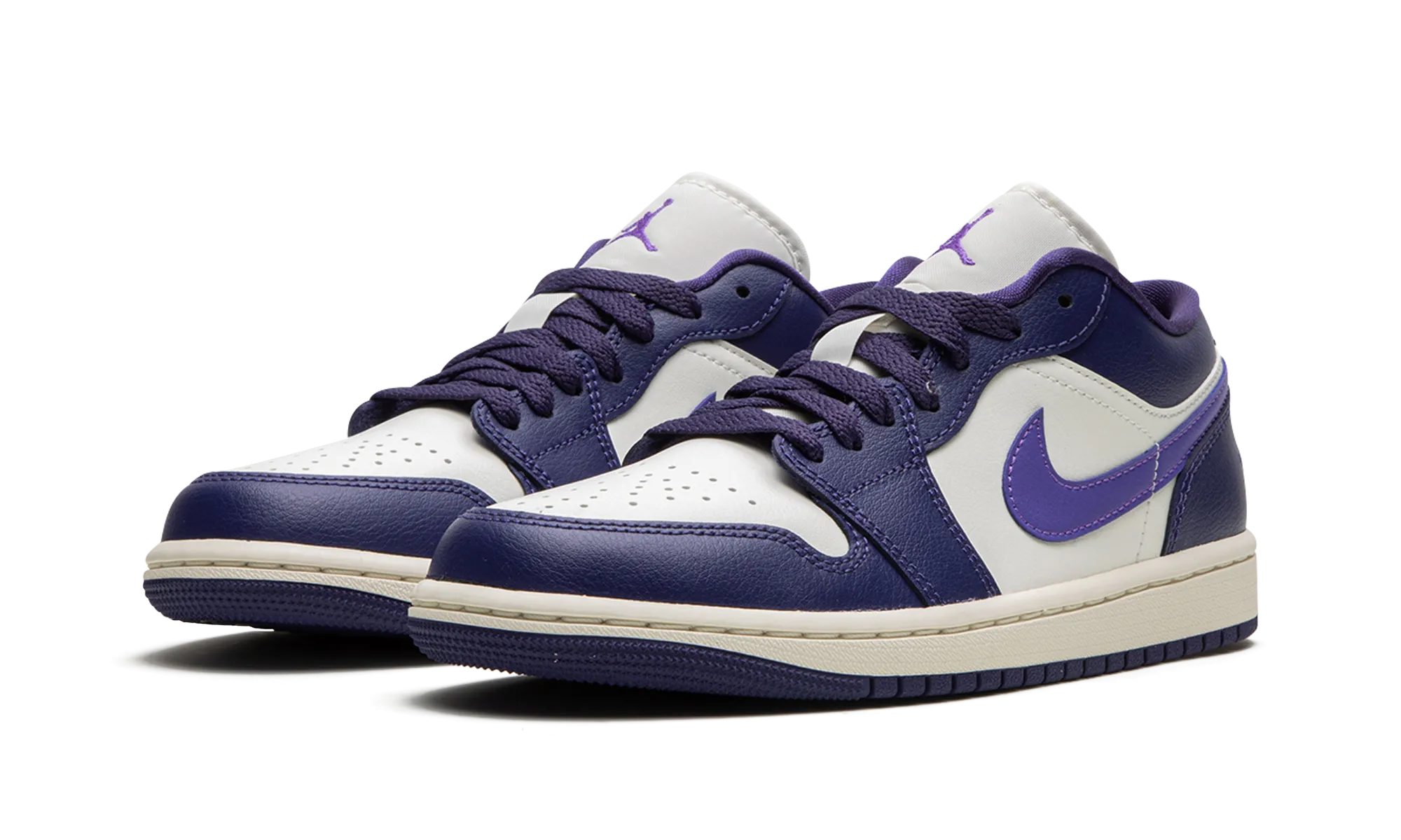 Fashion-forward comfort Lifestyle Trend AIR JORDAN 1 LO WMNS "Action Grape"