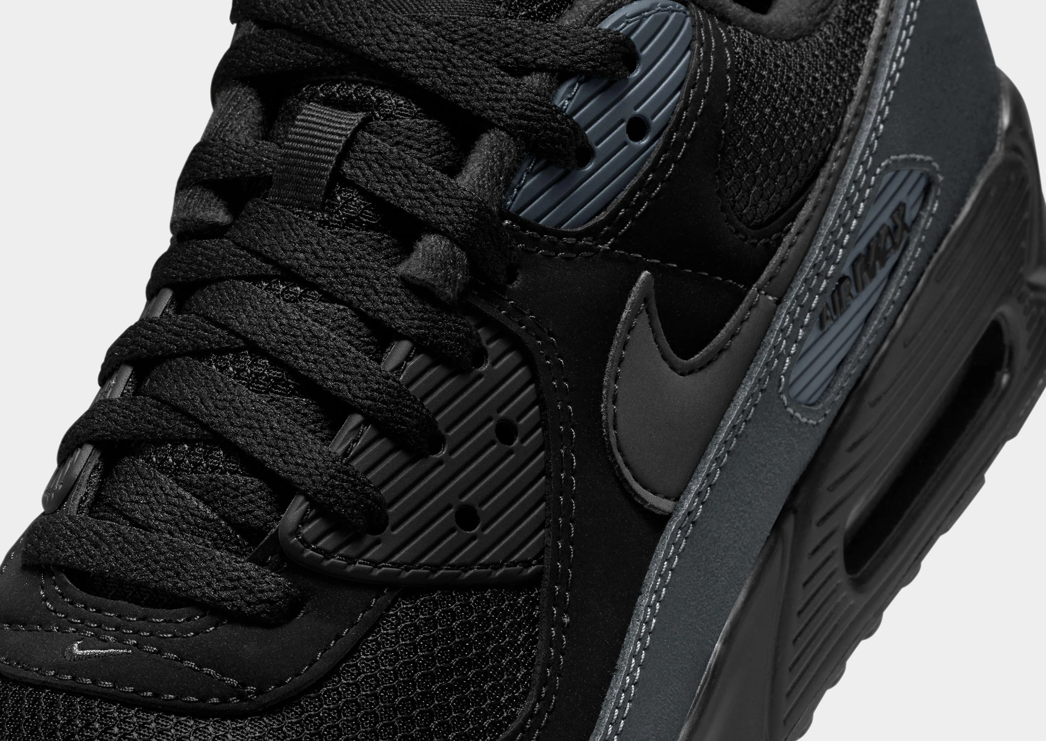 Air Max 90 diamond - design shoes running in a concrete bridge area shoes