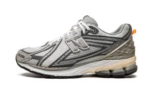 FlyteFoam 1906R "INVINCIBLE x N.HOOLYWOOD Grey Swan"