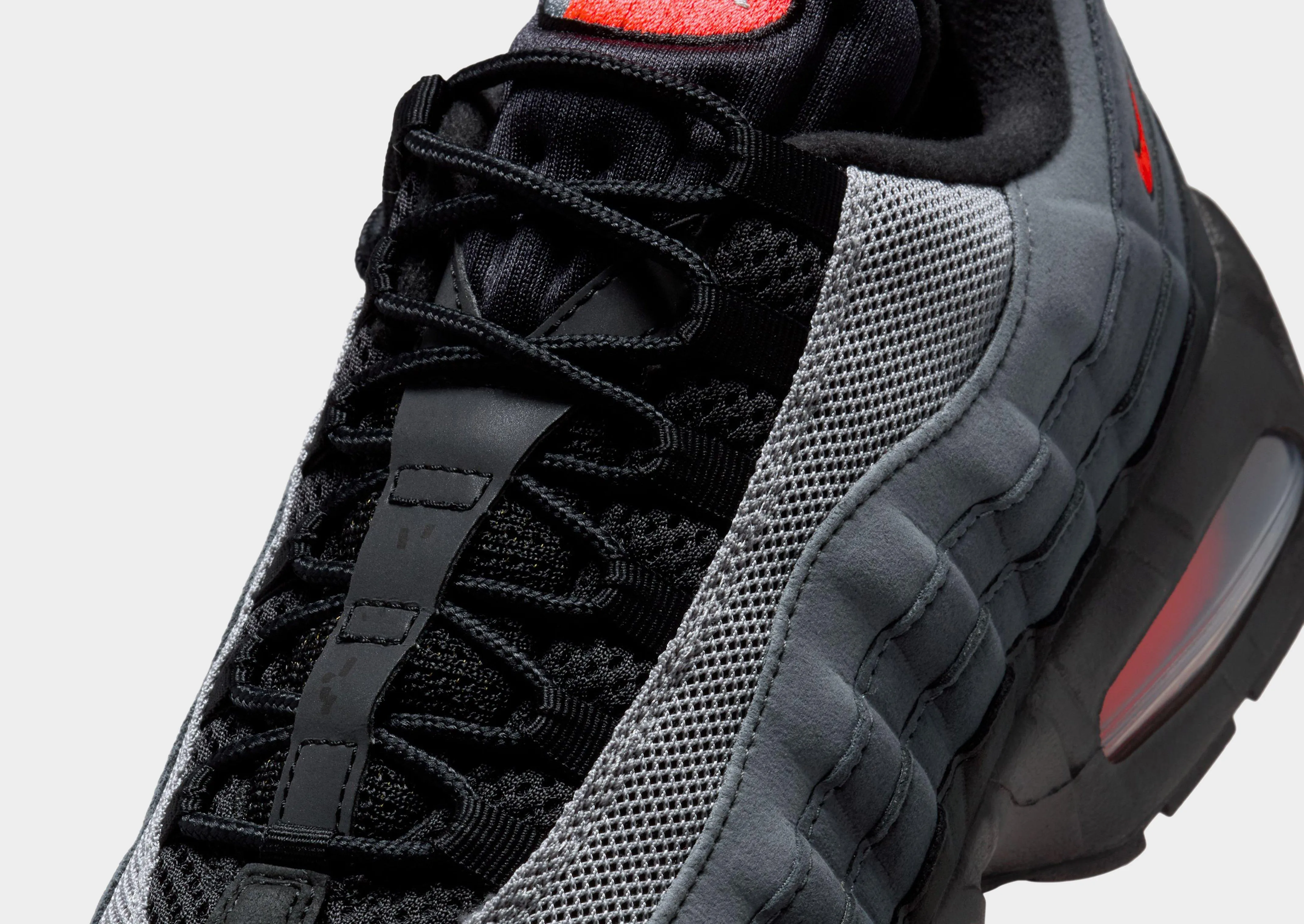 running in a drawbridge area shoes Air Max 95 Big Bubble