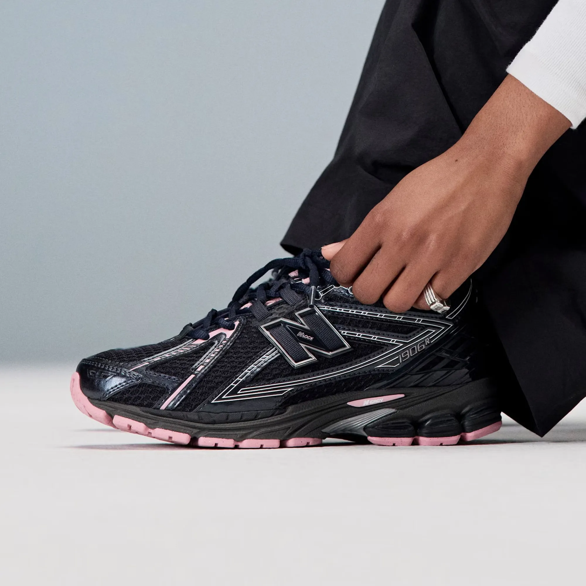 cold - weather shoes New Balance | 1906R { BLACK/SILVER