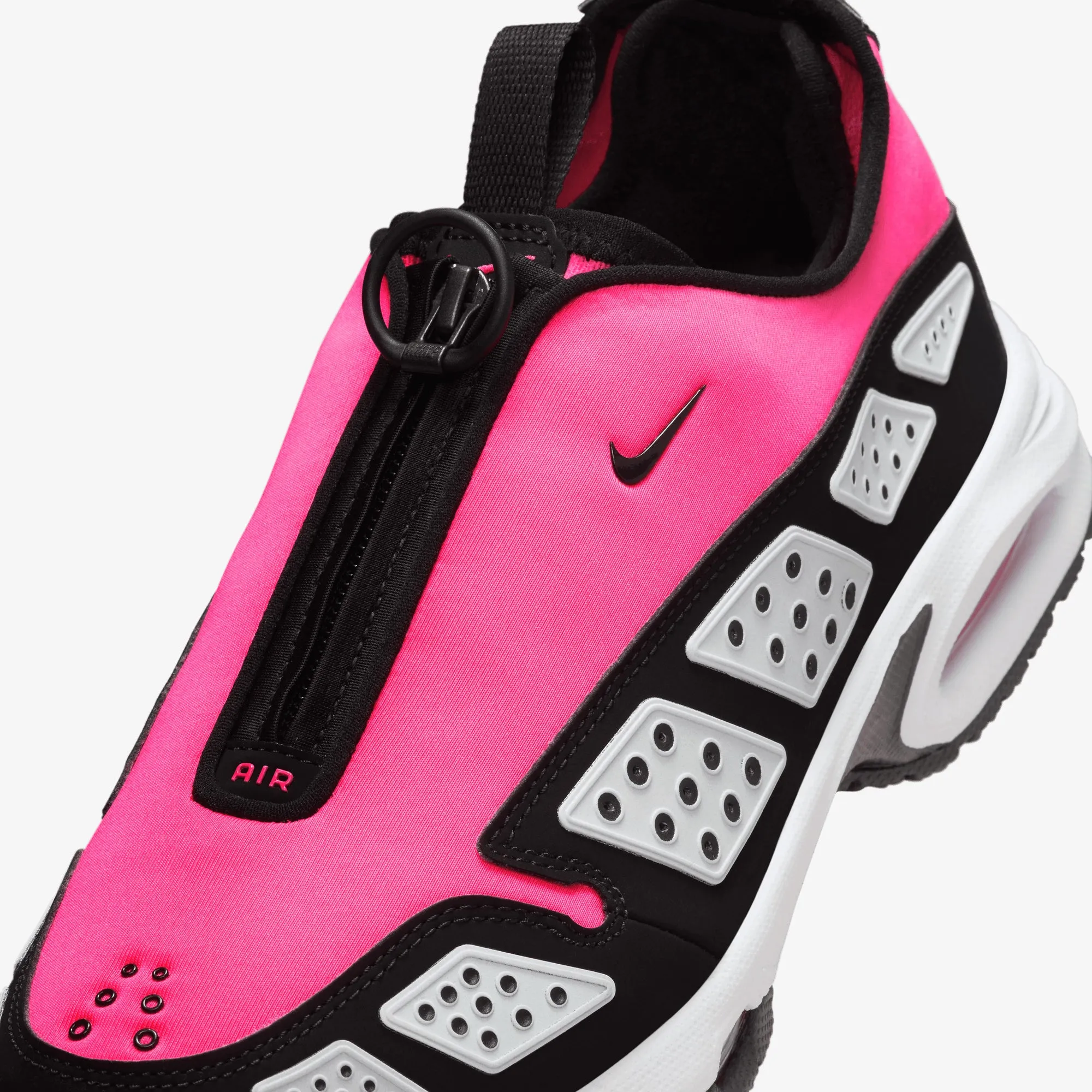 NIKE | AIR MAX SNDR { PINK/BLACK Resilient Pace