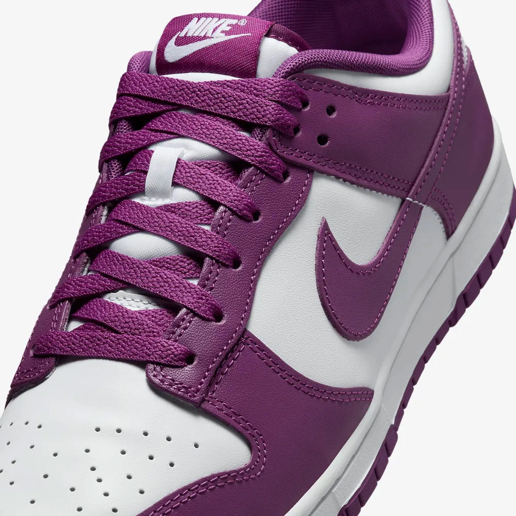 Stride Boost NIKE | DUNK LOW RETRO { WHITE/VIOTECH-WHITE
