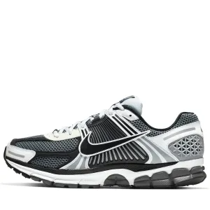 Drive Motion Adaptable Fit Nike Zoom Vomero 5 SE SP - Dark Grey/Black