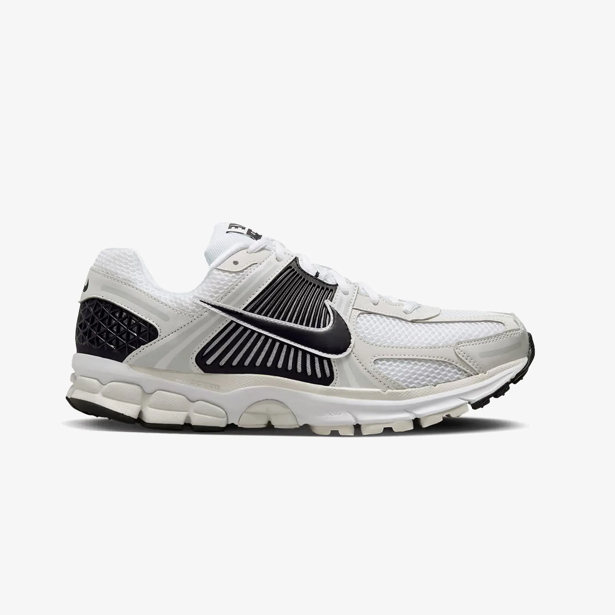 NIKE | ZOOM VOMERO 5 { WHITE/BLACK-PLATINUM TINT-MTLC PLATINUM Fit To Move Quick Release Tongue
