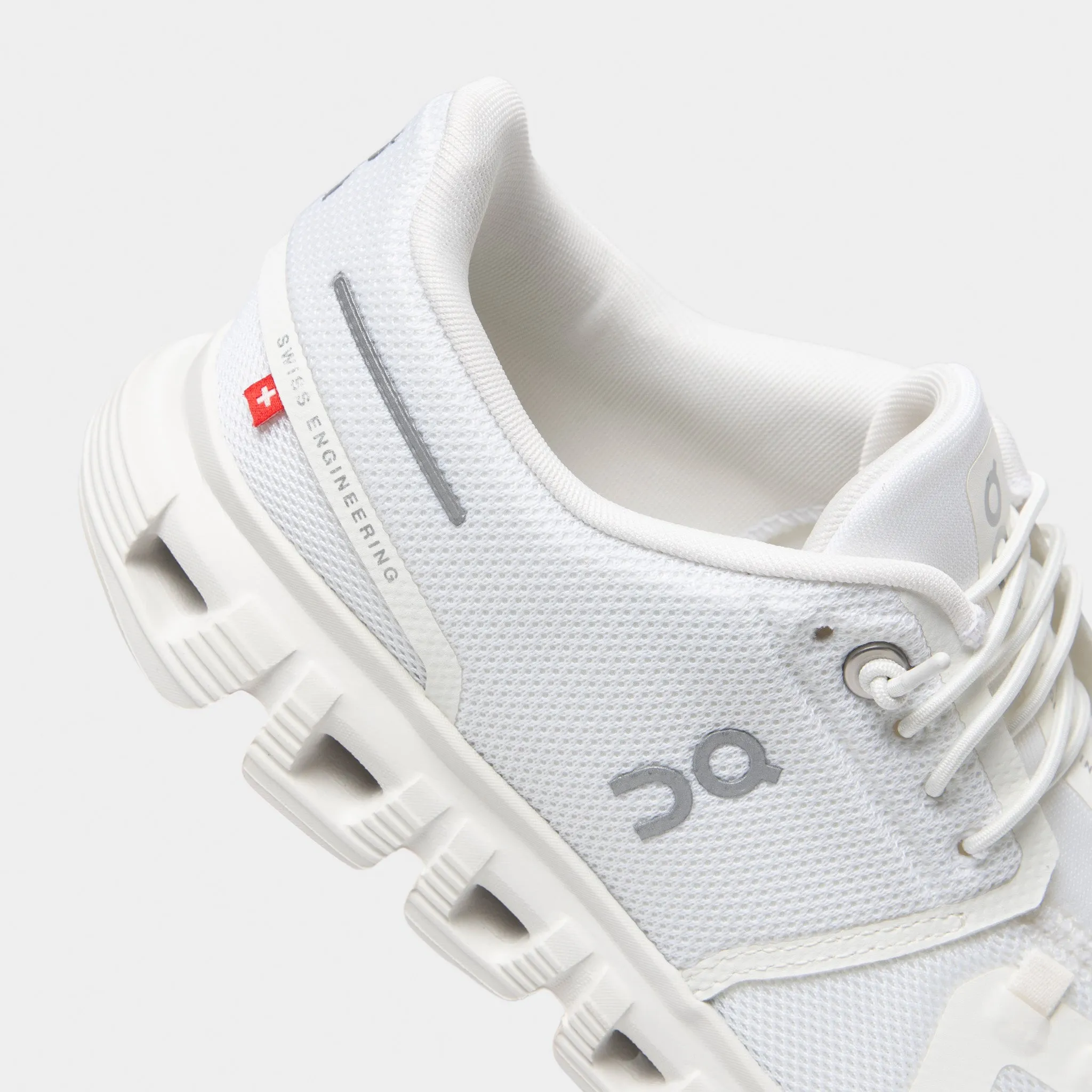 On Women's Cloud 6 White / White Ring Walk Style Pop