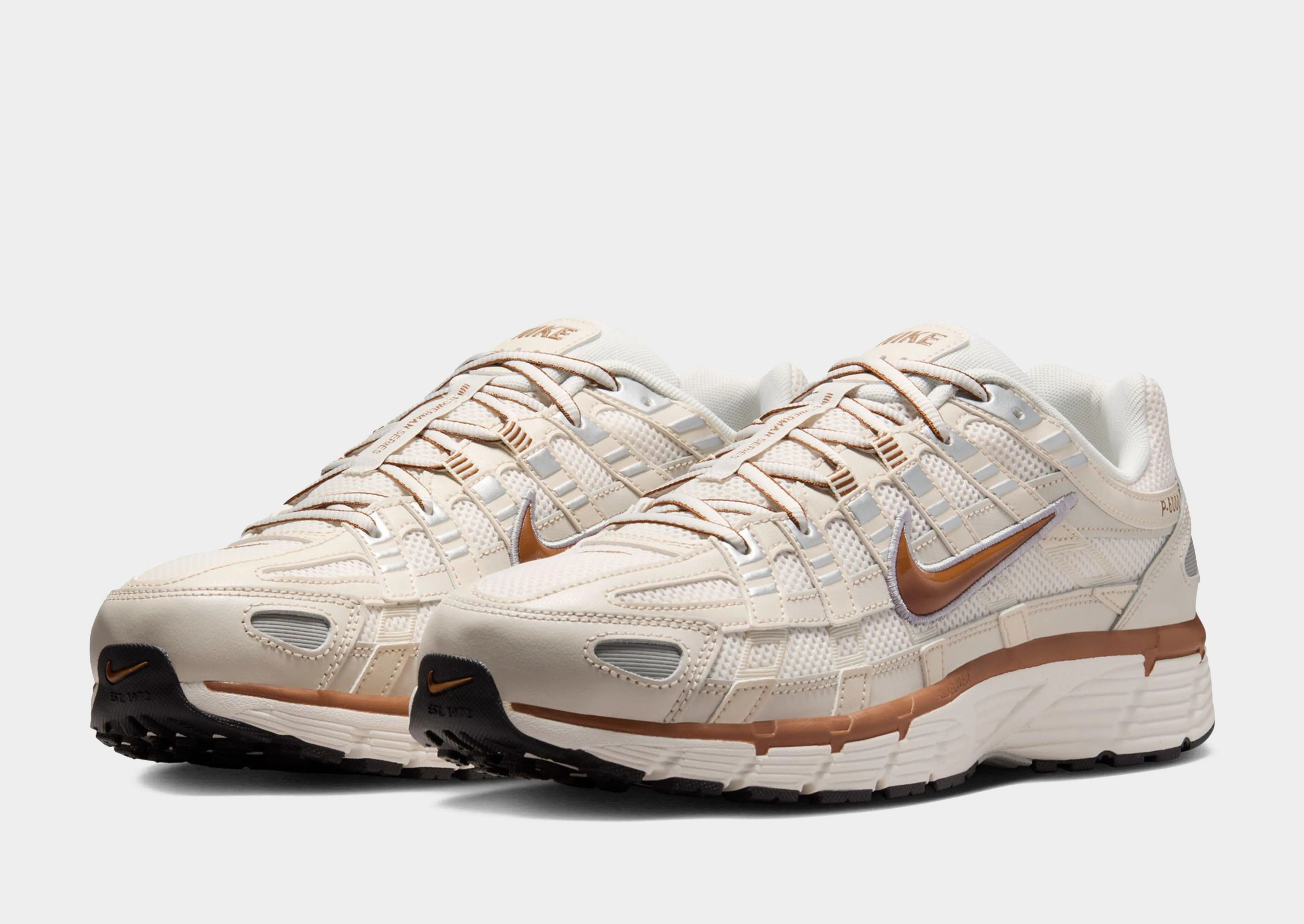 designer - brand shoes running with a GPS watch P-6000