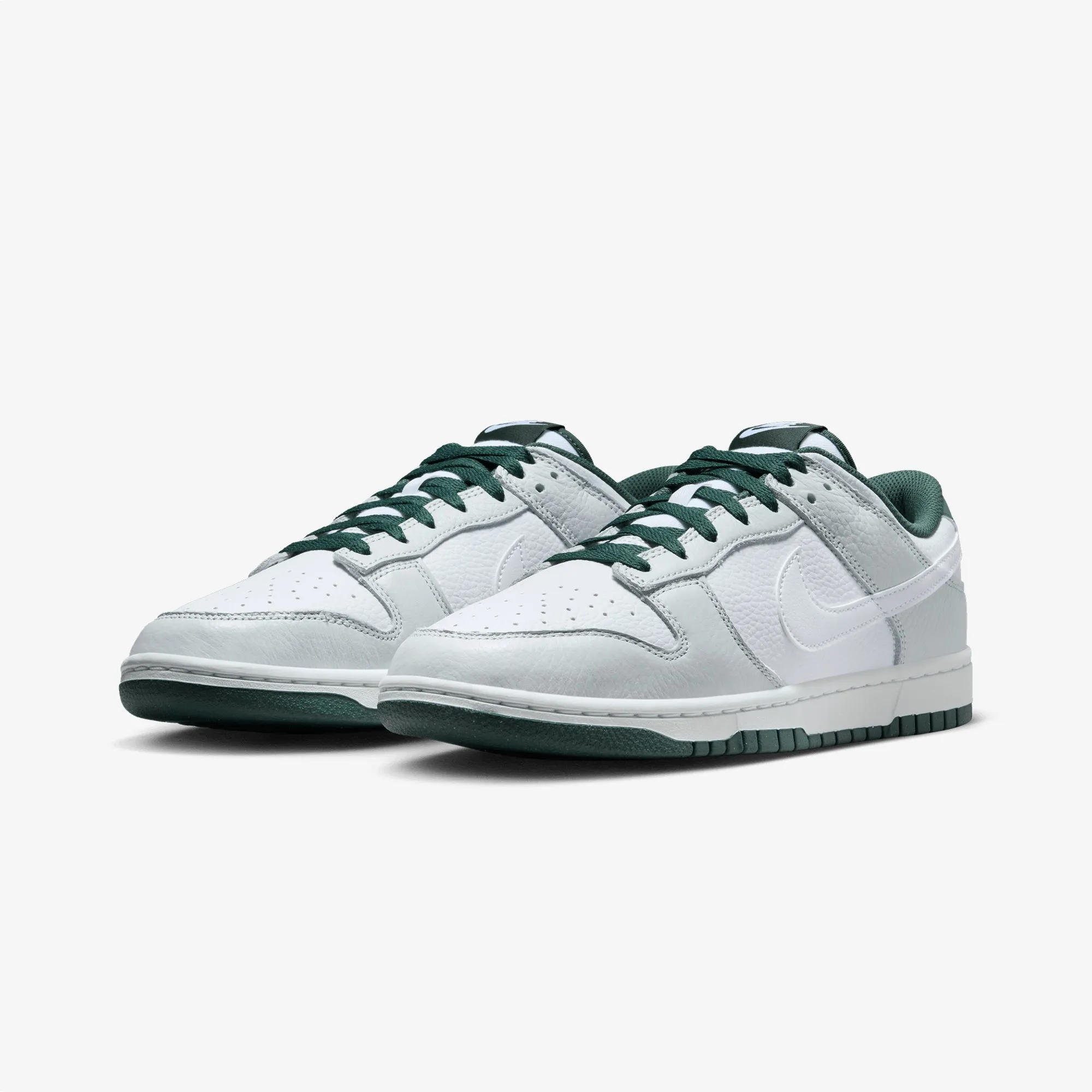 Low Top Style Tactile Responsiveness NIKE | DUNK LOW RETRO SE { PHOTON DUST/WHITE-VINTAGE GREEN