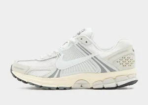 Youth - runner running in the evening shoes Zoom Vomero 5
