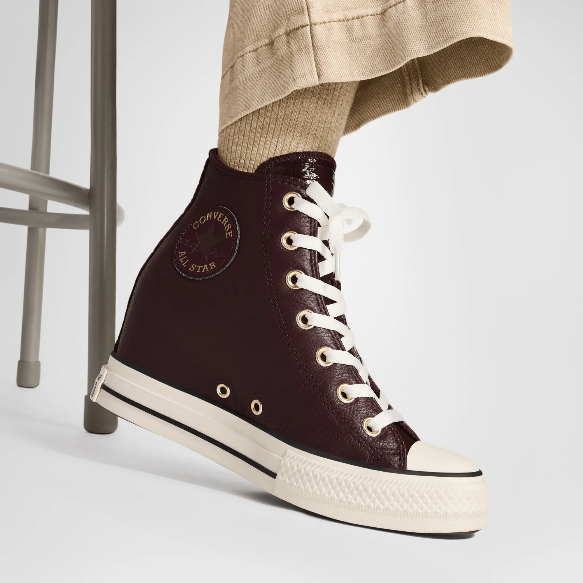 Converse | CHUCK TAYLOR ALL STAR CLASSIC WEDGE LEATHER { BROWN Contoured Footbed Distinctive durability