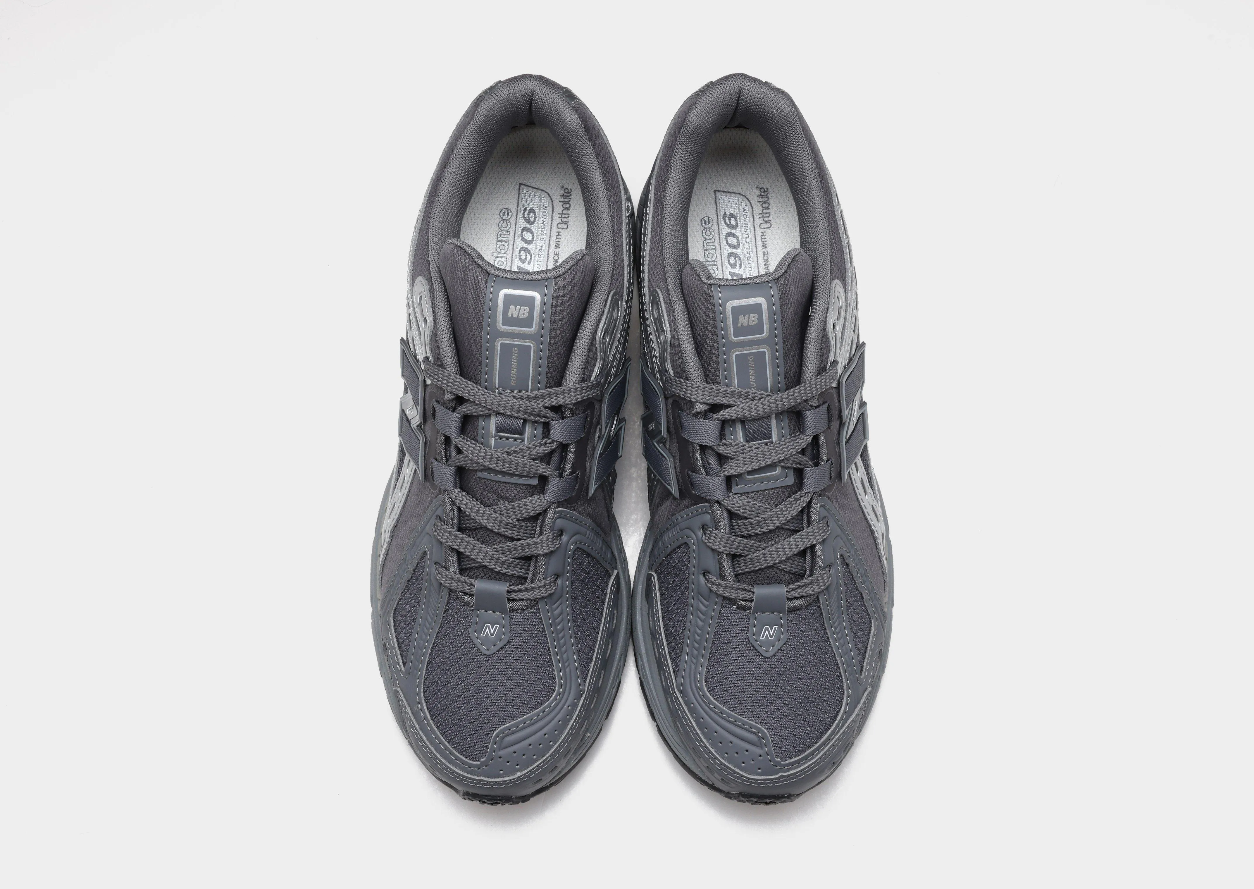 1906 symmetrical shoes