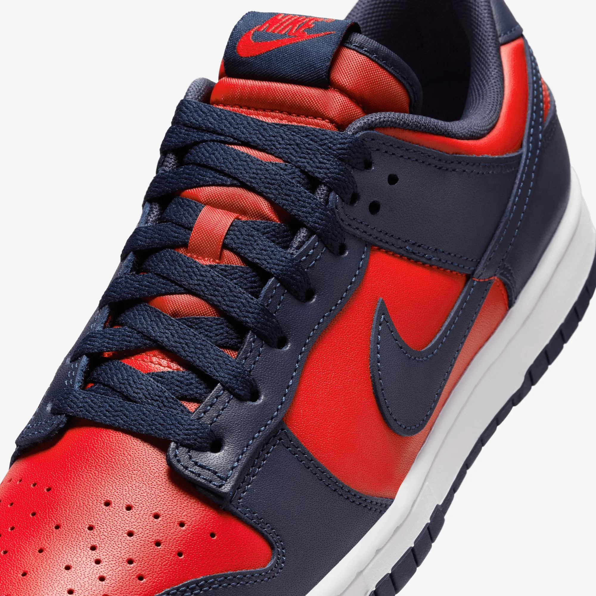 All-Weather Design Retro-inspired performance NIKE | DUNK LOW RETRO { UNIVERSITY RED/OBSIDIAN-WHITE
