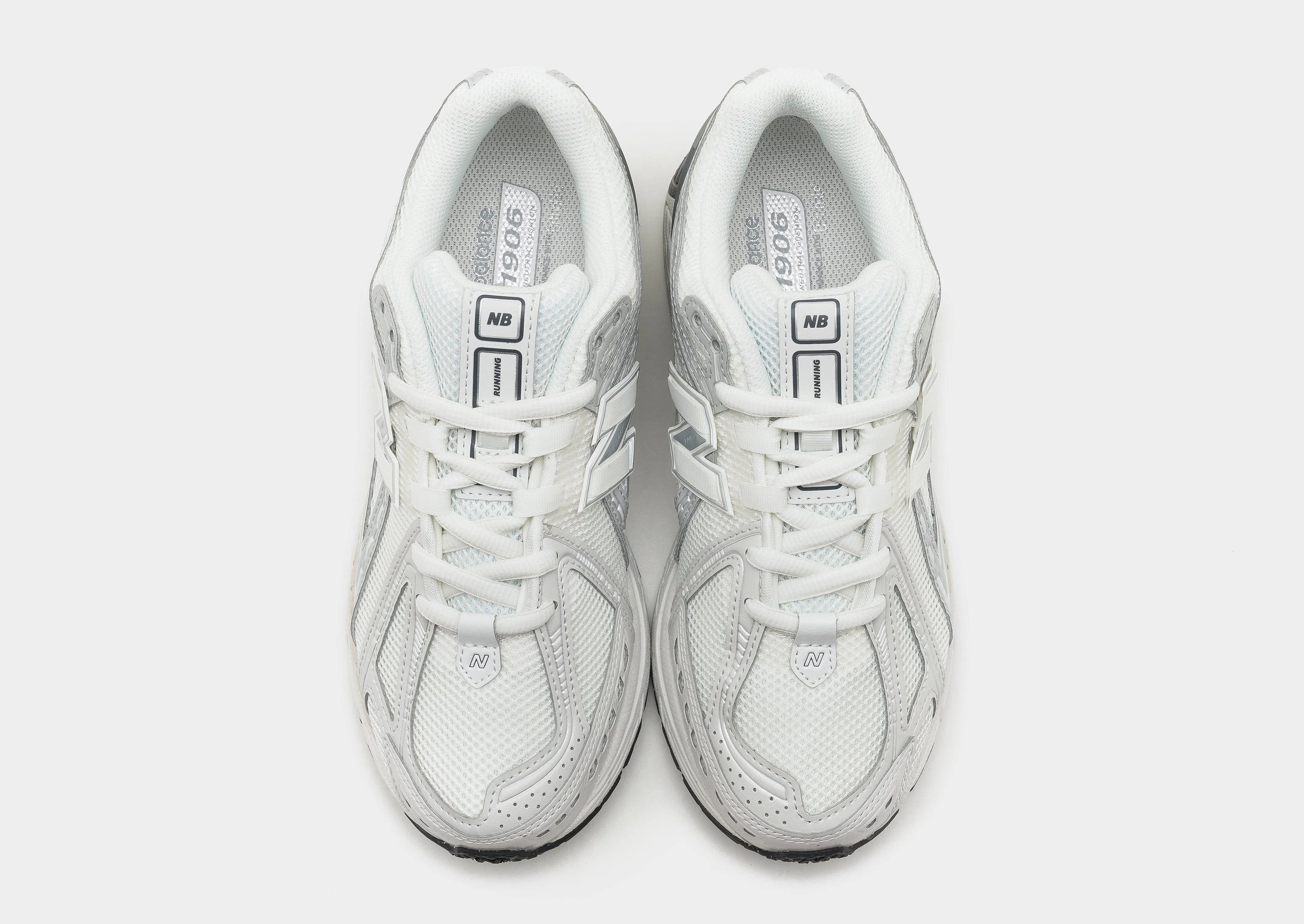 1906R Women's running in a road race shoes