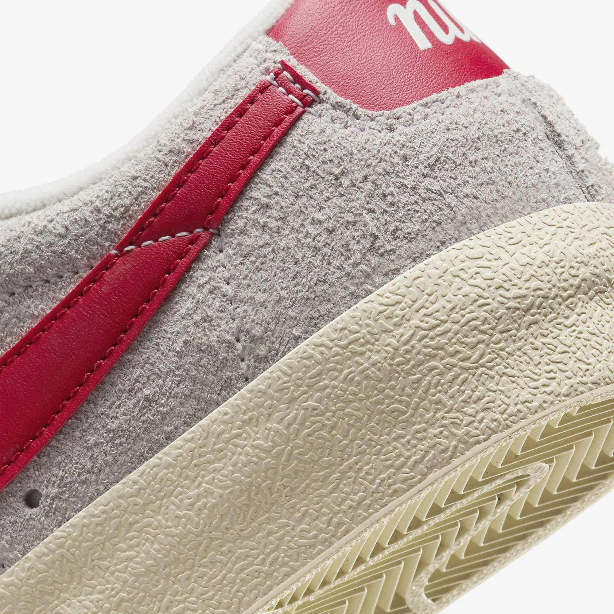 Nike | BLAZER LOW '77 VINTAGE { SUMMIT WHITE/GYM RED-SAIL-COCONUT MILK Odor control
