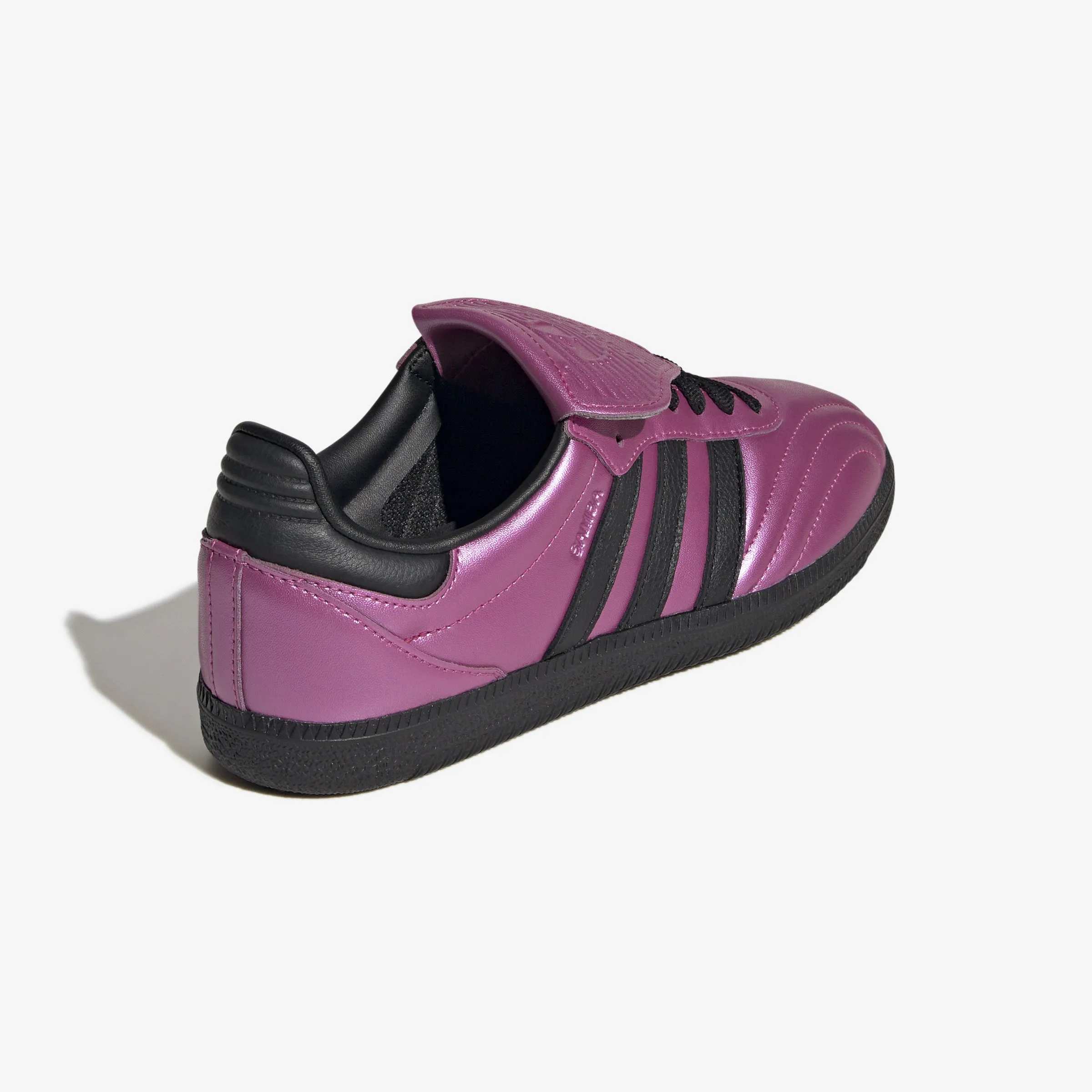 Trend-setting silhouette Impact Diffusing Design Wmns Samba LT